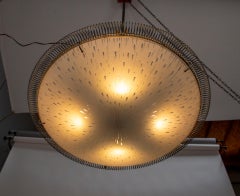 Lampe encastrée à soucoupe en verre dépoli de l'ère atomique avec bord à ressort
