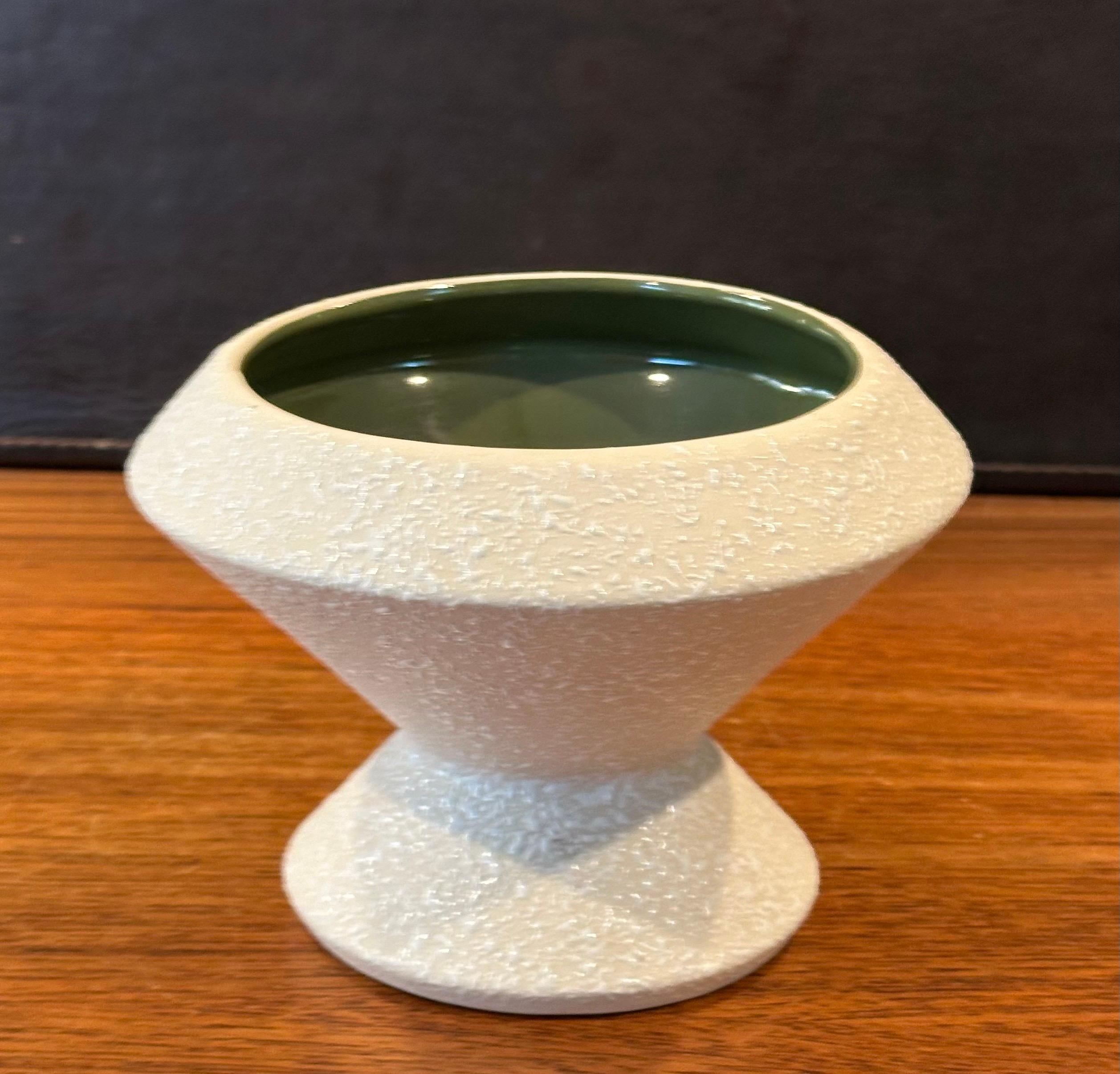 Atomic Era Splatter Finish Vase von USA Pottery (Glasiert) im Angebot