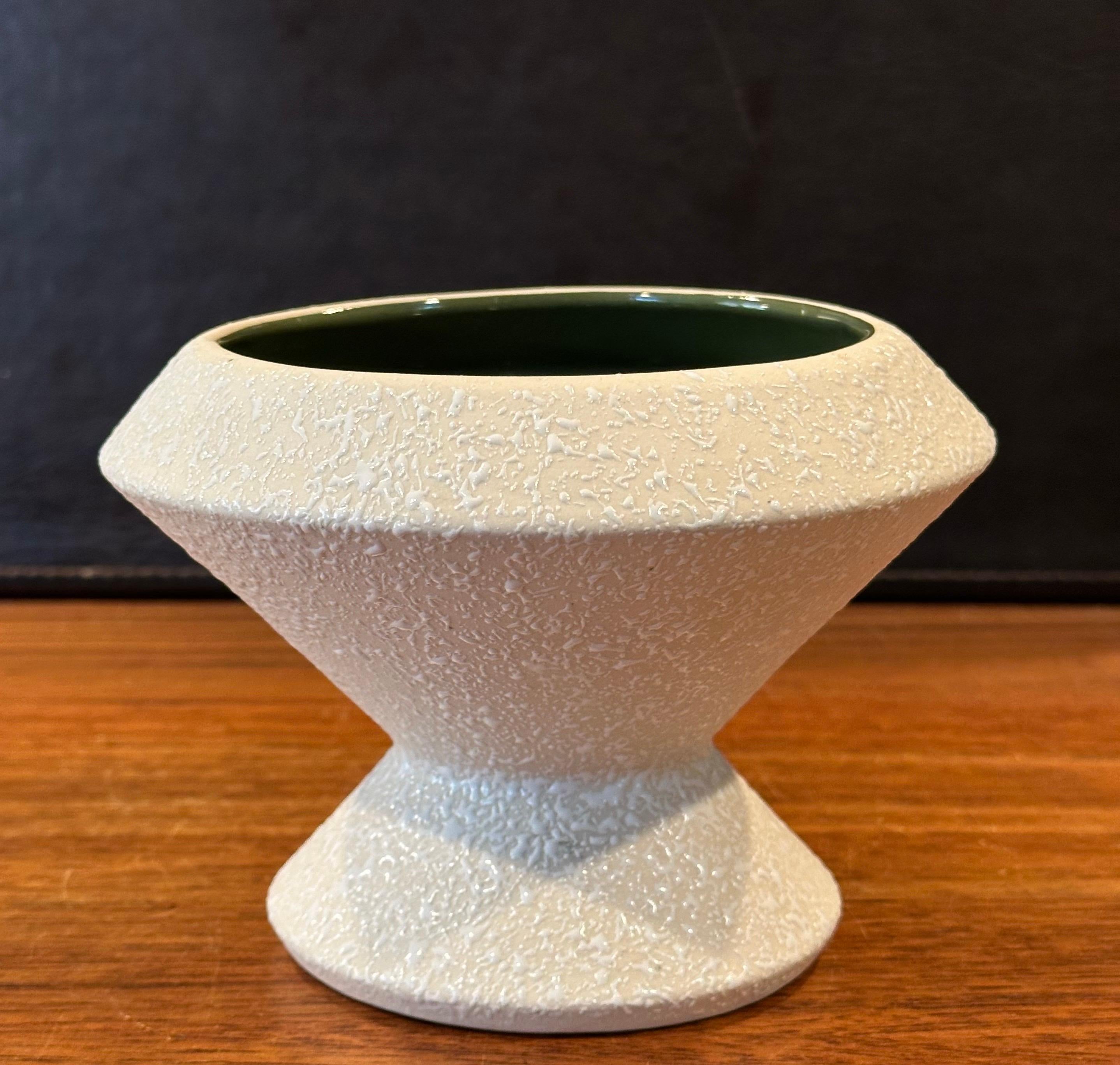 Atomic Era Splatter Finish Vase von USA Pottery im Zustand „Gut“ im Angebot in San Diego, CA