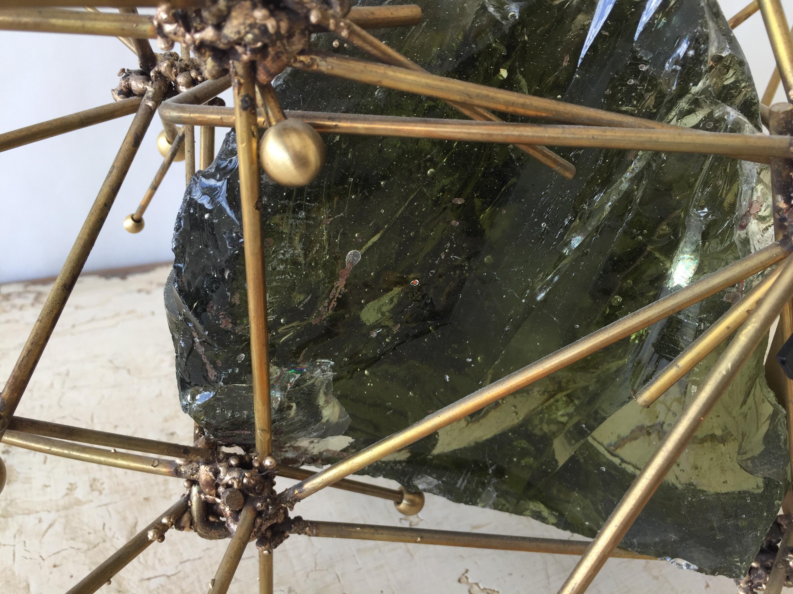 Atomische Explosion-Skulptur aus Messing und Rohglasblock (Geschliffenes Glas) im Angebot
