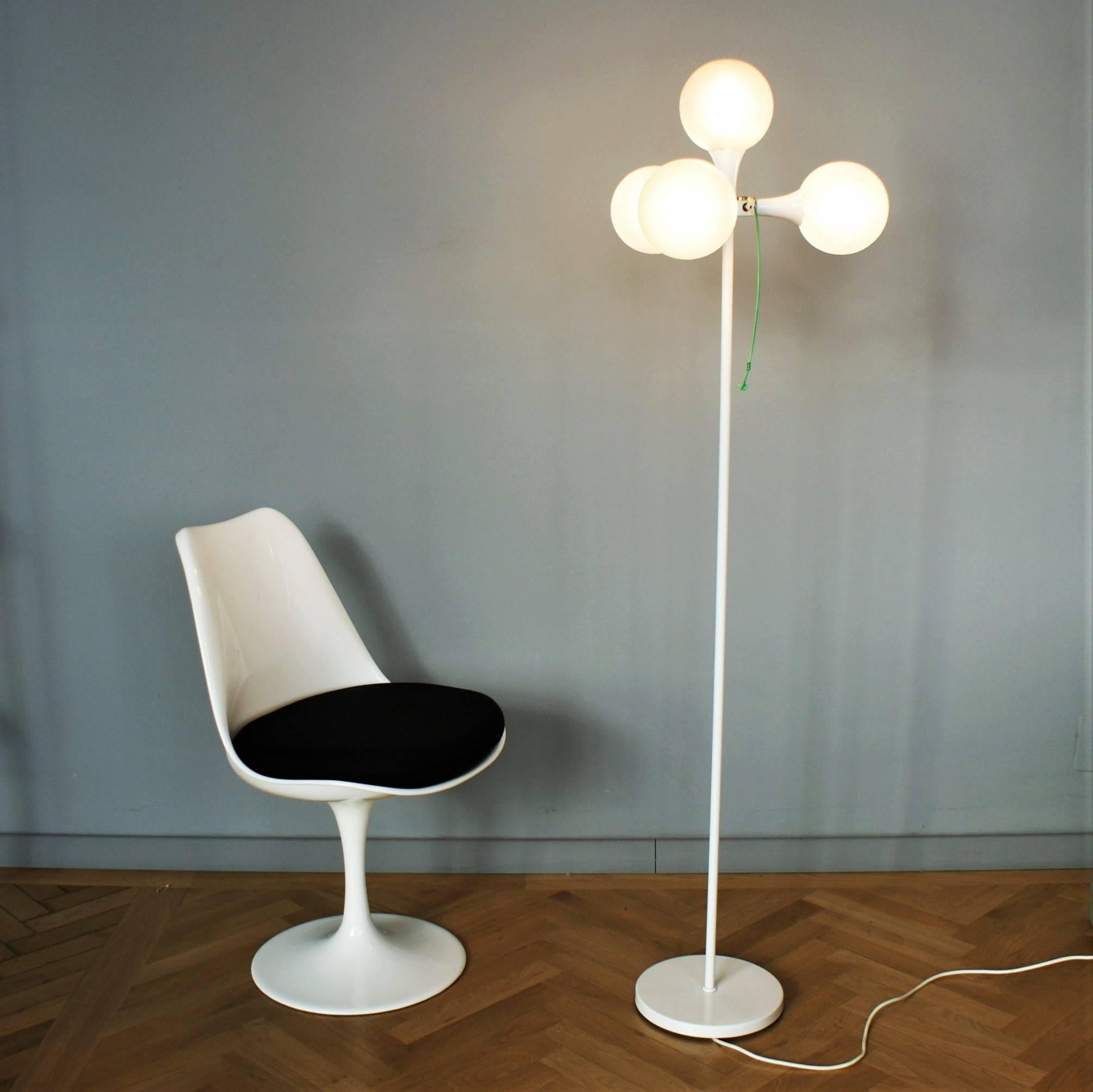 Simple and elegant Space Age white floor lamp with four Murano crackle glass globes which provide a smooth large-area light. The globe holders are made in tulip form which is typical of that era.

Fully working and tested condition.
Four E14 bulb