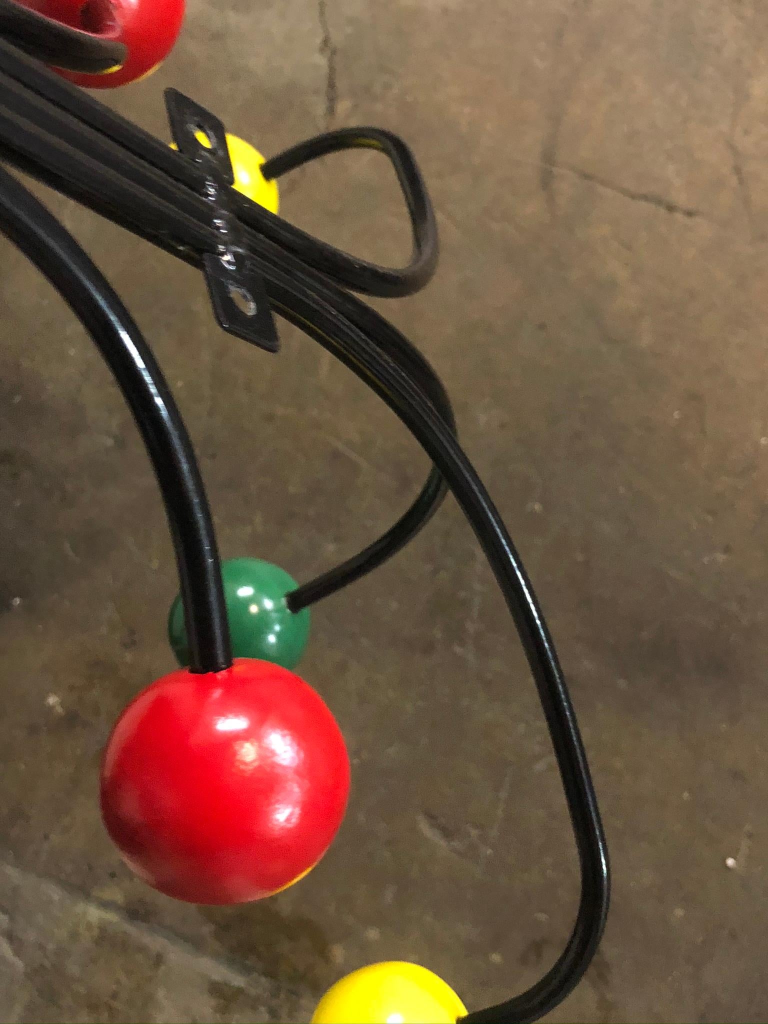 Metallo Appendiabiti atomico in stile francese con accenti colorati in vendita