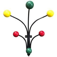Appendiabiti atomico in stile francese con accenti colorati