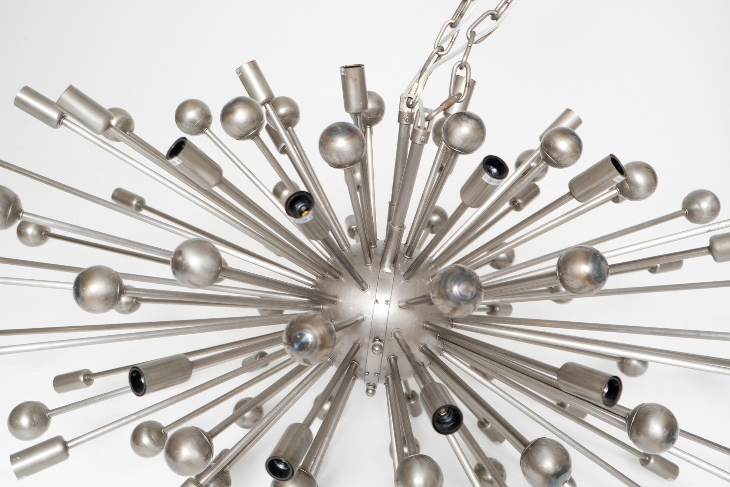 Atomic Inspired Brushed Nickel Sputnik Chandelier with 54 Bulb Sockets en Bueno estado para la venta en Los Angeles, CA