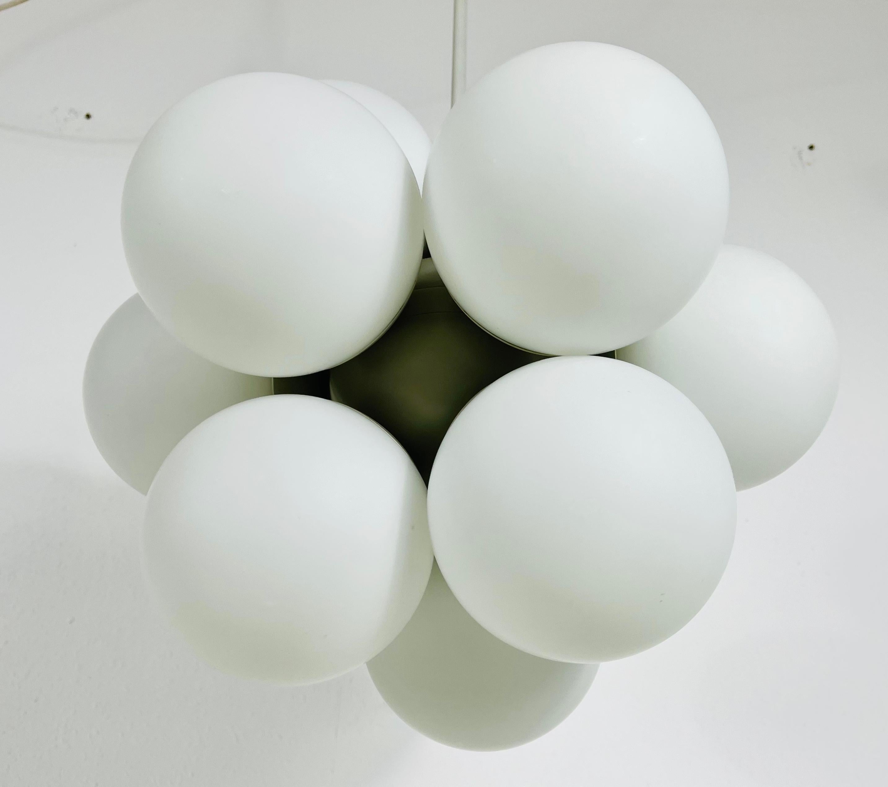 Atomic Kaiser Midcentury White 12- Arm Space Age Chandelier, 1960s, Germany In Good Condition For Sale In Hagenbach, DE
