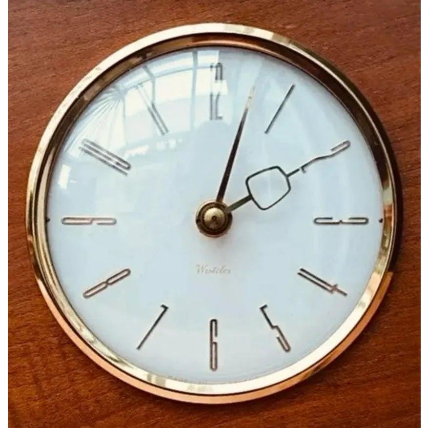 Atomic Mid Century Teak Dänische Moderne Europäische Westclox Sockeluhr (Moderne der Mitte des Jahrhunderts) im Angebot