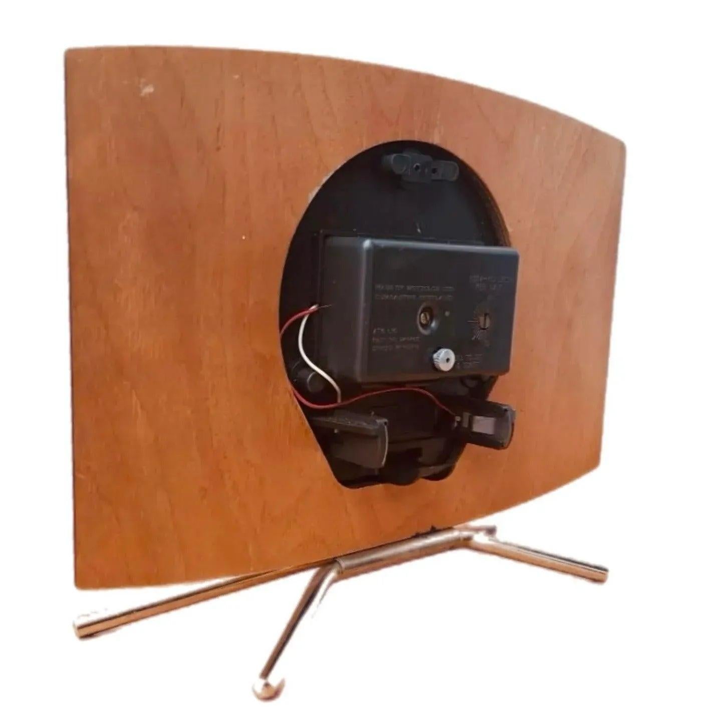 Atomic Mid Century Teak Dänische Moderne Europäische Westclox Sockeluhr (20. Jahrhundert) im Angebot