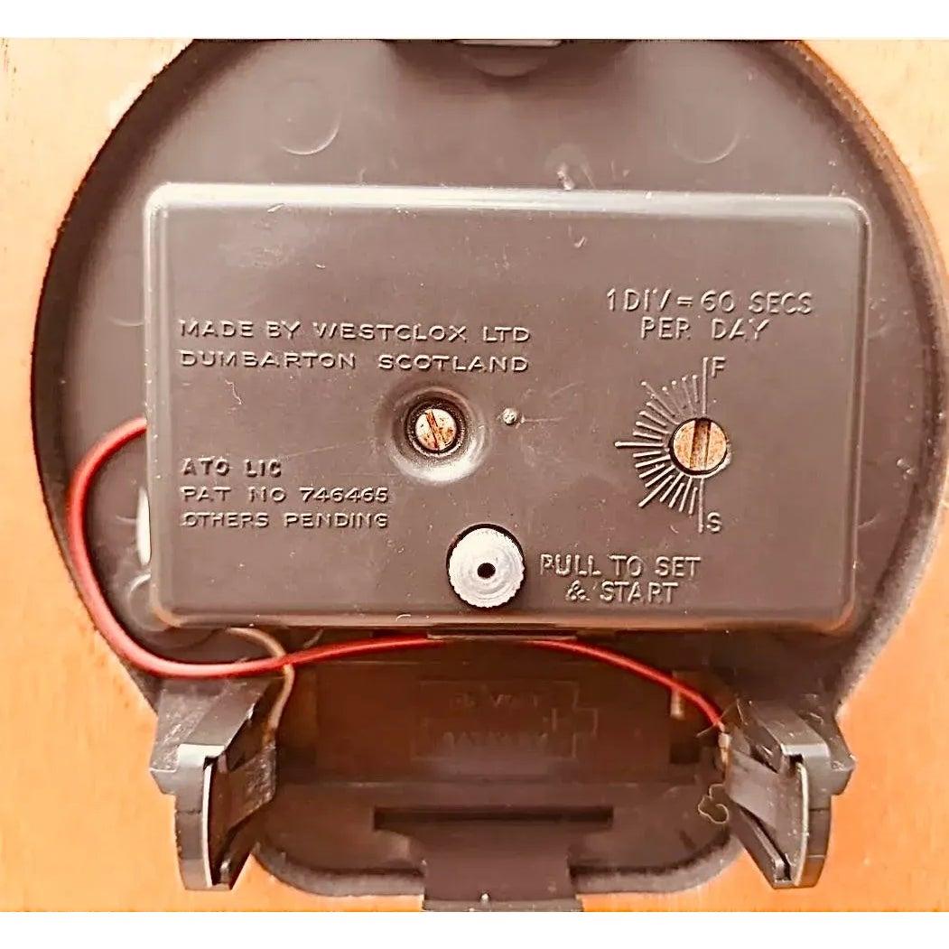 Atomic Mid Century Teak Dänische Moderne Europäische Westclox Sockeluhr im Angebot 1