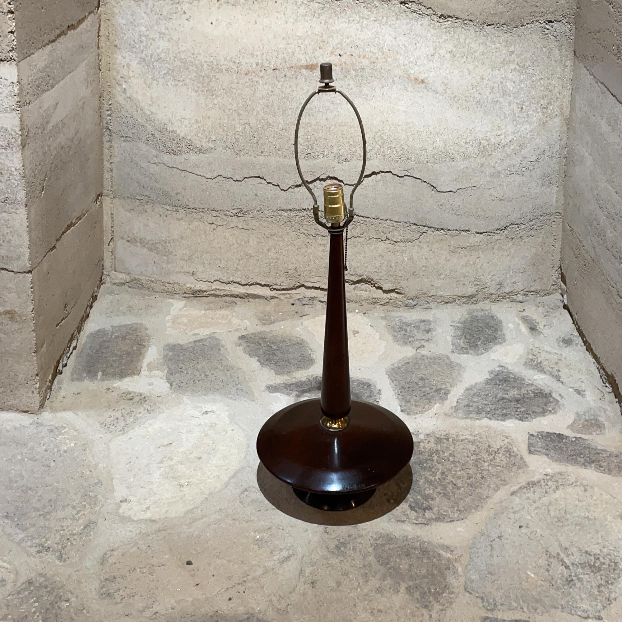 Lámpara de Sobremesa de Torre Cónica de Madera de Caoba México circa años 50
Manera de Modeline California y Laurel Lamp Company 
24 pulgadas de alto (base del enchufe) x 12 pulgadas de diámetro
Estado original de segunda mano sin restaurar.