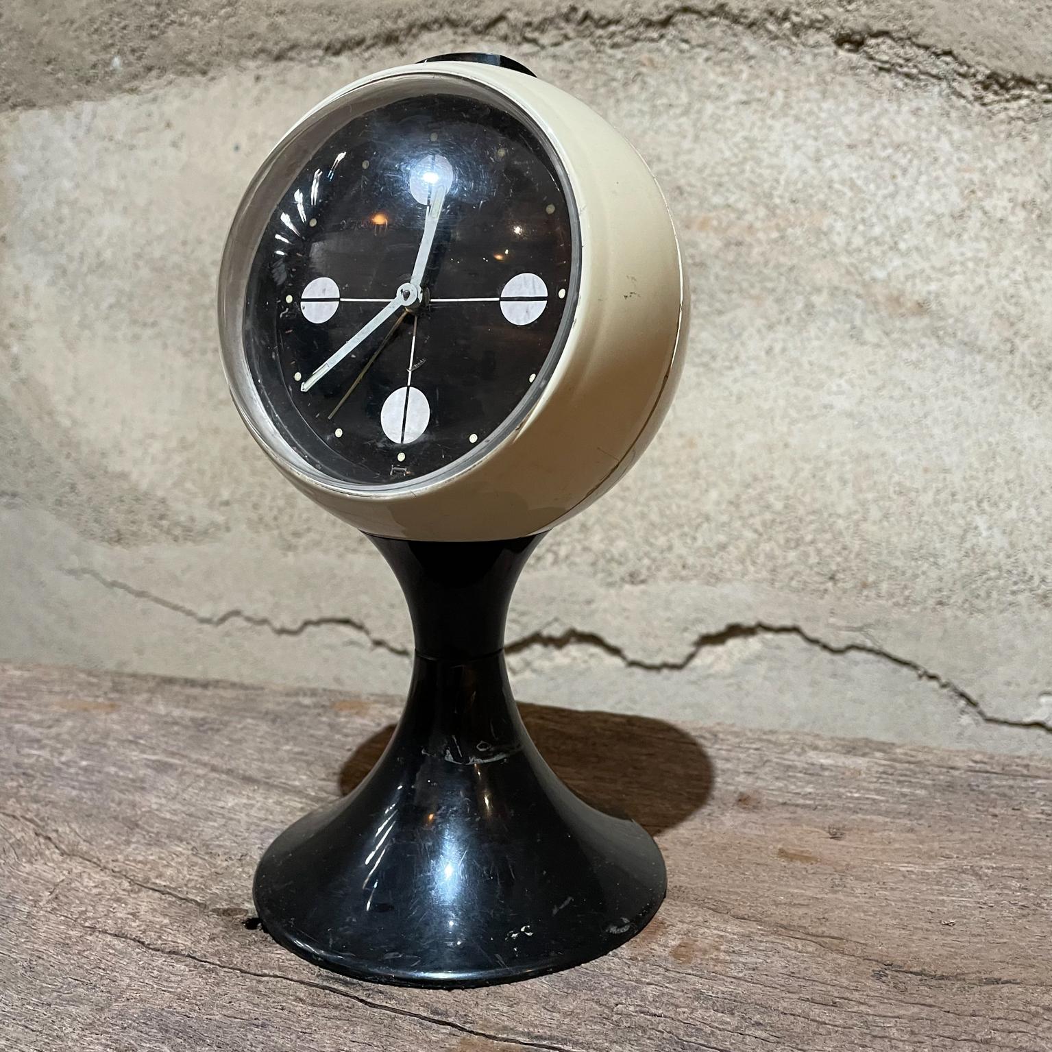 Atomic Age Westclox vintage pedestal tulip table clock in black & white Mid-Century Modern 1960s
Measures: 8.5 tall x 4.5 diameter
Unrestored vintage condition preowned. Scratches and nicks present. Not in working order.
 