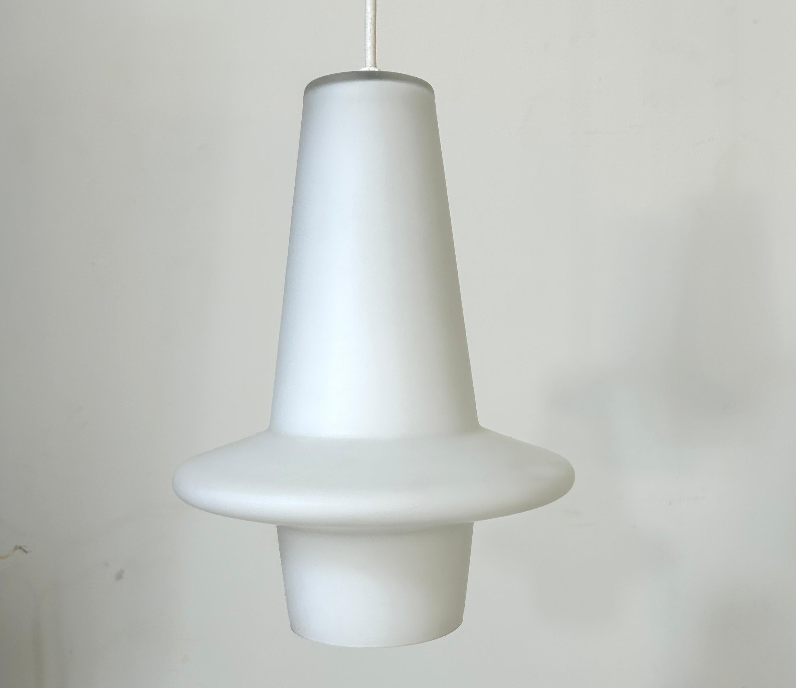 Mid-Century moderno Lampada a sospensione Atomic in vetro incamiciato in vendita