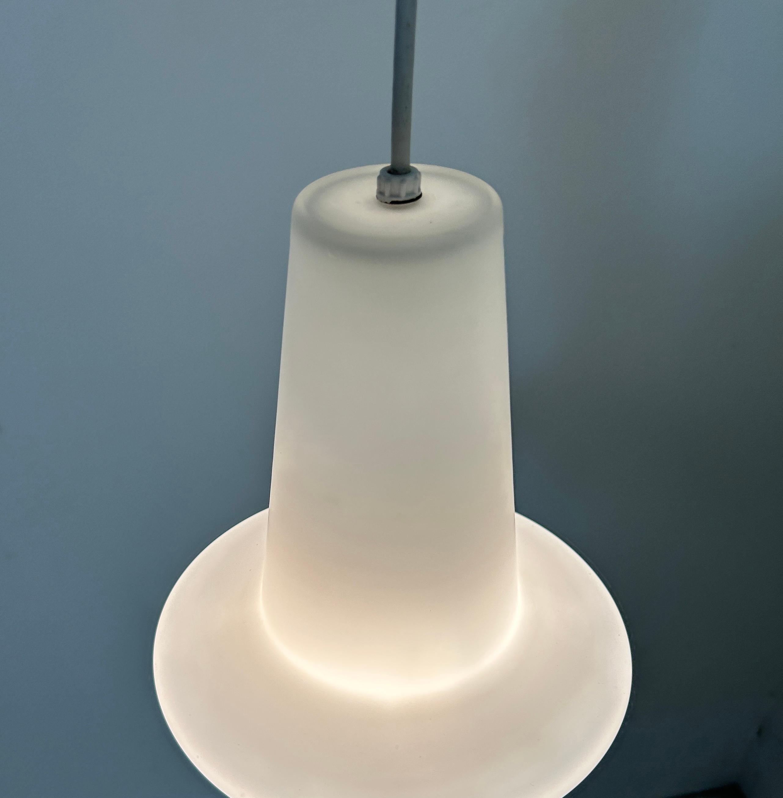 Lampada a sospensione Atomic in vetro incamiciato in vendita 2