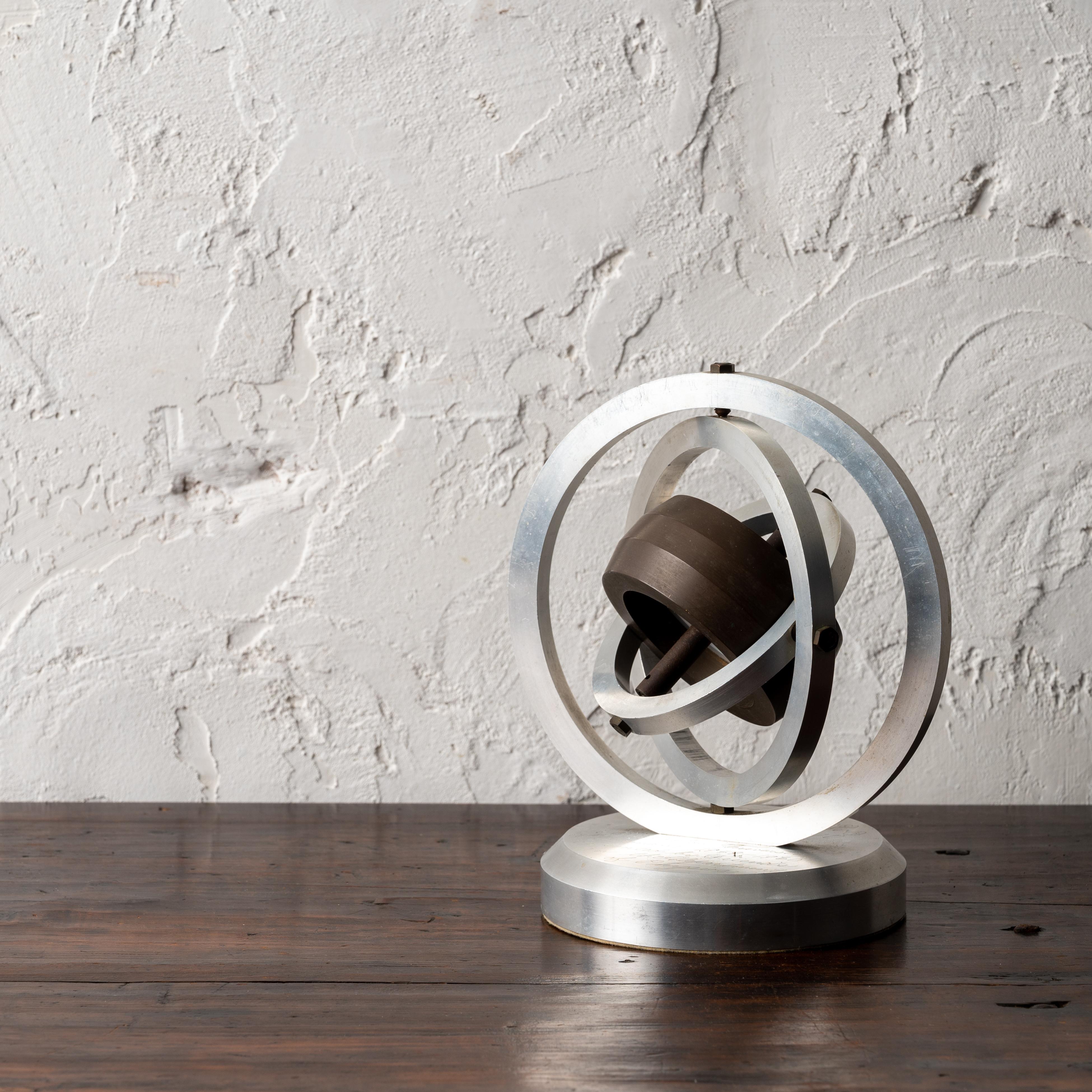 Un gyroscope usiné offert à Allen G. Shenstone (1893-1980) physicien et président du département de Princeton de 1949 à 1960.  Présenté par des amis du département.

7 pouces de large par 5 ¼ pouces de profondeur par 8 pouces de haut
