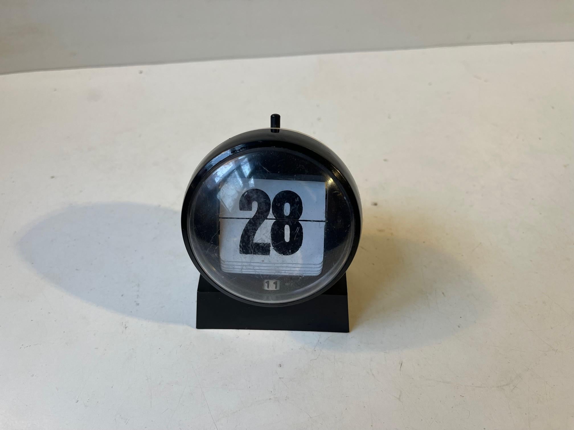 Often seen in 1960s-70s American movies this atomic perpetual flip calendar with manually set day and month has become an iconic desk piece among space age lovers. It was made in either Japan or Hong Kong in the 1960s or 70s. It made from molded