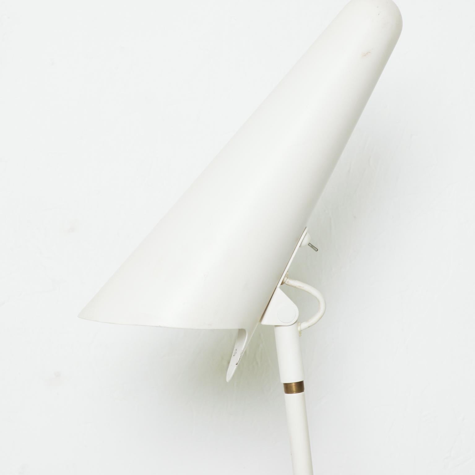 AMBIANIC presents
Mid Century Modern white atomic age single cone head tension tole floor lamp, style Eames 1960s
57 H x 12 in diameter
Selling in as is fair vintage condition. Not working, untested, maybe needs rewiring.
See images please.