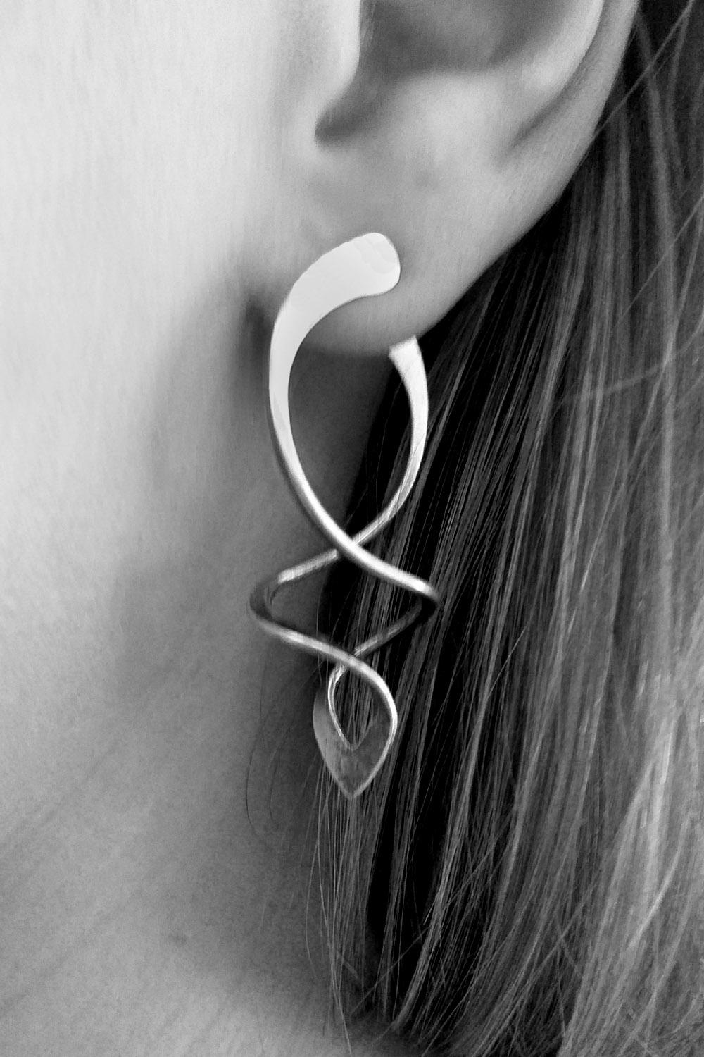 Atomic Spirals, Gerhard Herbst Studio Silver Dangles, Mid Century Style Earrings. Durch die Verwendung einteiliger Konstruktionstechniken geht Herbst bei der Gestaltung und Herstellung dieser Stücke ganzheitlich vor, indem er den Ohrstecker und