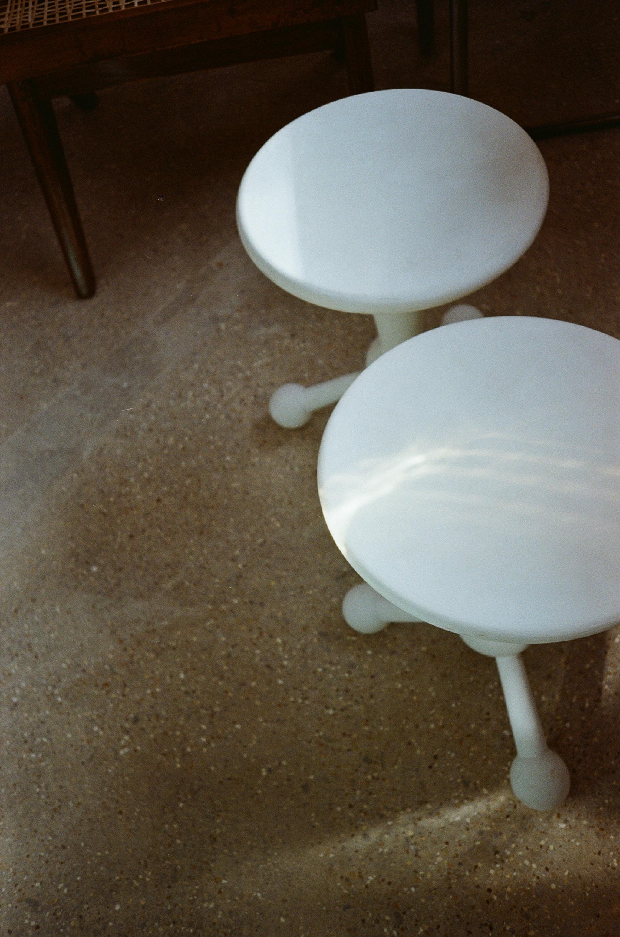 Gli sgabelli italiani degli anni '80 rappresentano un'epoca unica del design in cui l'audacia, la sperimentazione e un tocco di stravaganza erano prevalenti. Questi sgabelli riflettono lo stile vibrante ed eclettico dell'epoca, caratterizzato da