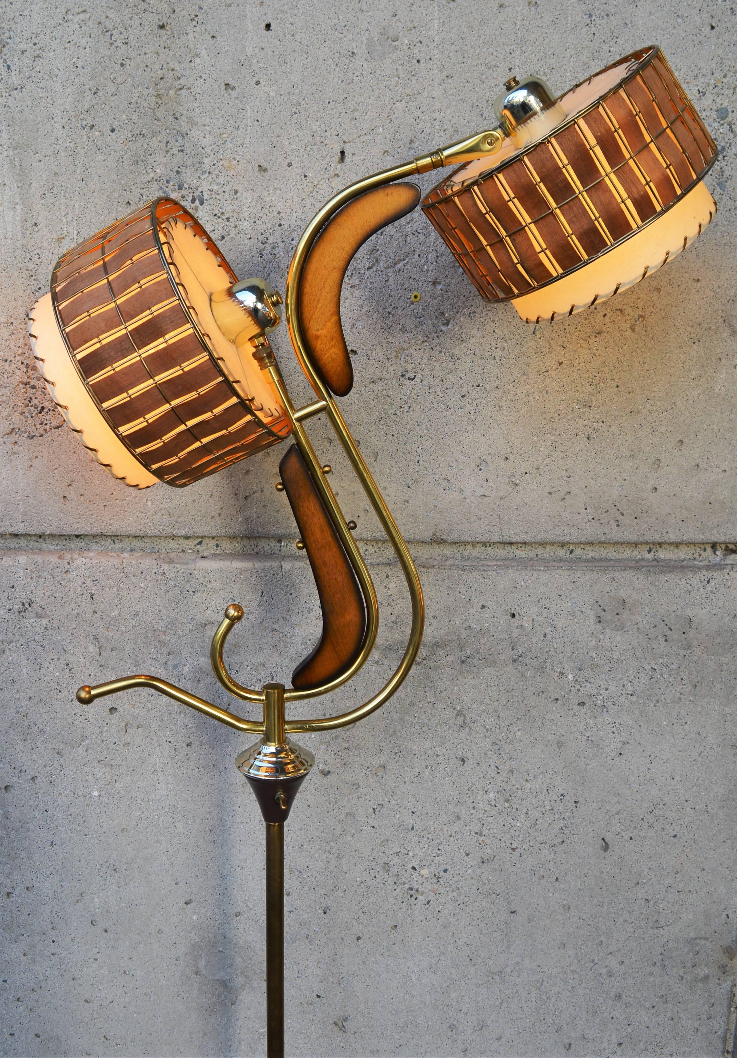 Ce lampadaire de style moderne du milieu du siècle datant de l'ère atomique date des années 1950 et a été fabriqué par la Majestic Lamp Company. Les deux têtes de lampe ont les abat-jour originaux en fibre de verre et en bois, et l'interrupteur à