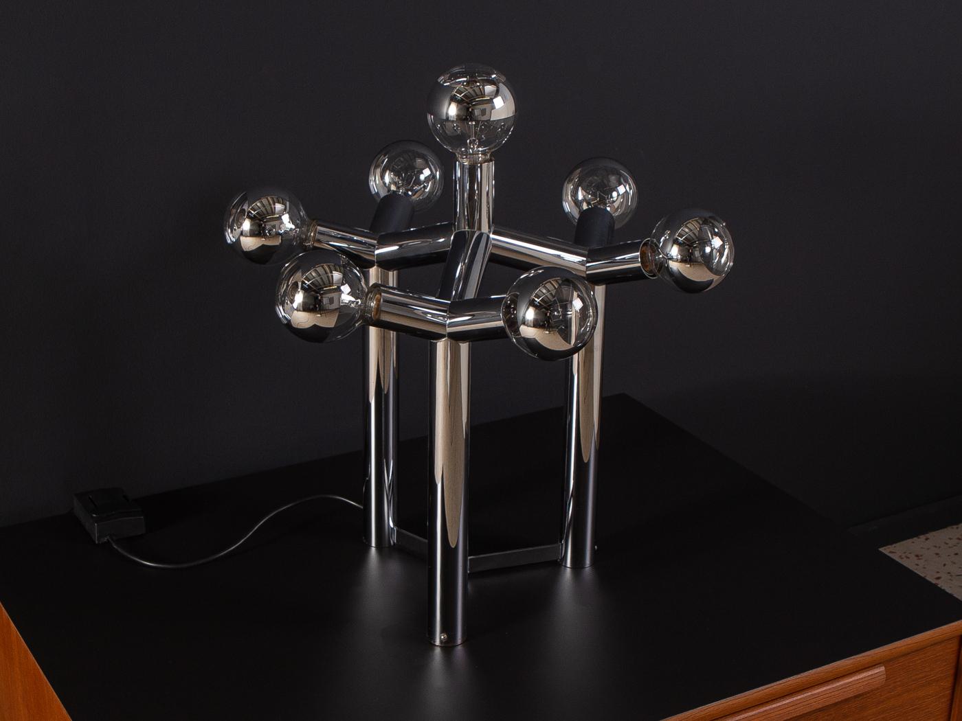 Sehr seltene atomare Tischlampe aus den 1970er Jahren. Dieser Designklassiker von J.T. Kalmar/Wien erinnert an ein Atommolekül. Die Lampe ist mit 7 Globe-Glühbirnen (E27) ausgestattet und kann über einen Dimmer in der Helligkeit reguliert werden.