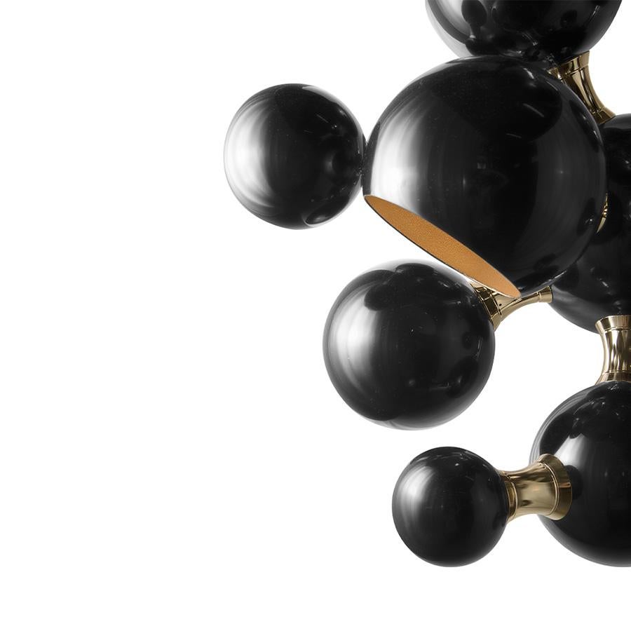 Atomic Wall Lamp de Delightfull es un diseño de iluminación moderno de mediados de siglo inspirado en los descubrimientos atómicos de mediados del siglo XX. Con múltiples pantallas redondas que se asemejan a la composición molecular del átomo, la