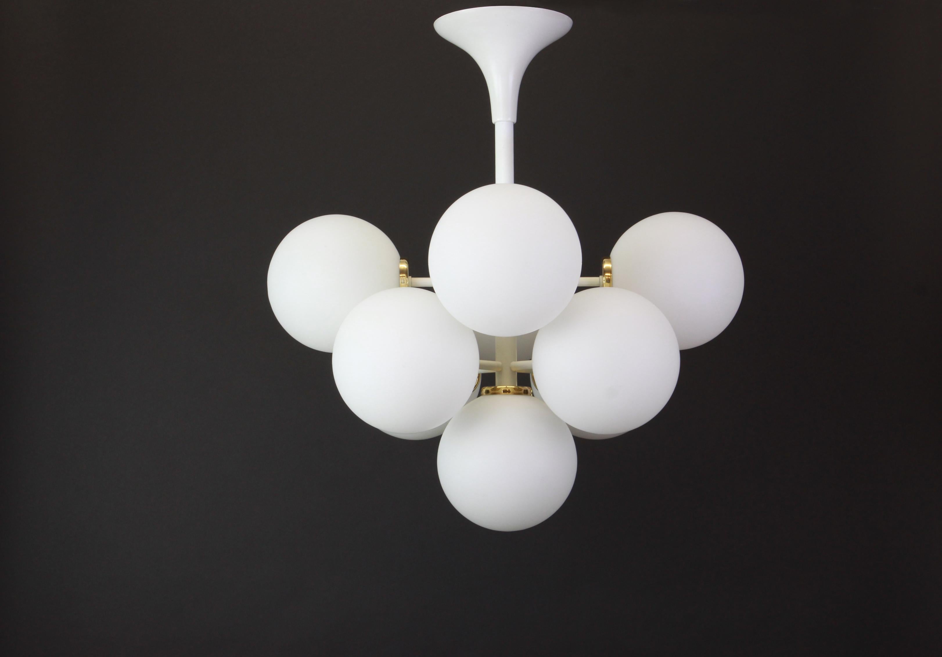 1 of 2 Atomic White Chandelier by E.R. Nelel for Temde, Switzerland, 1960s In Good Condition In Aachen, NRW