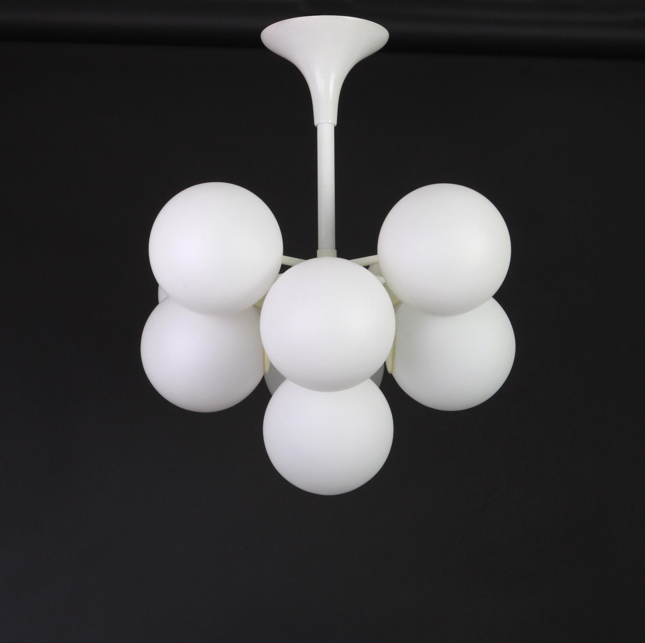 Atomic White Chandelier by E.R. Nelel for Temde, Switzerland, 1960s In Good Condition For Sale In Aachen, NRW