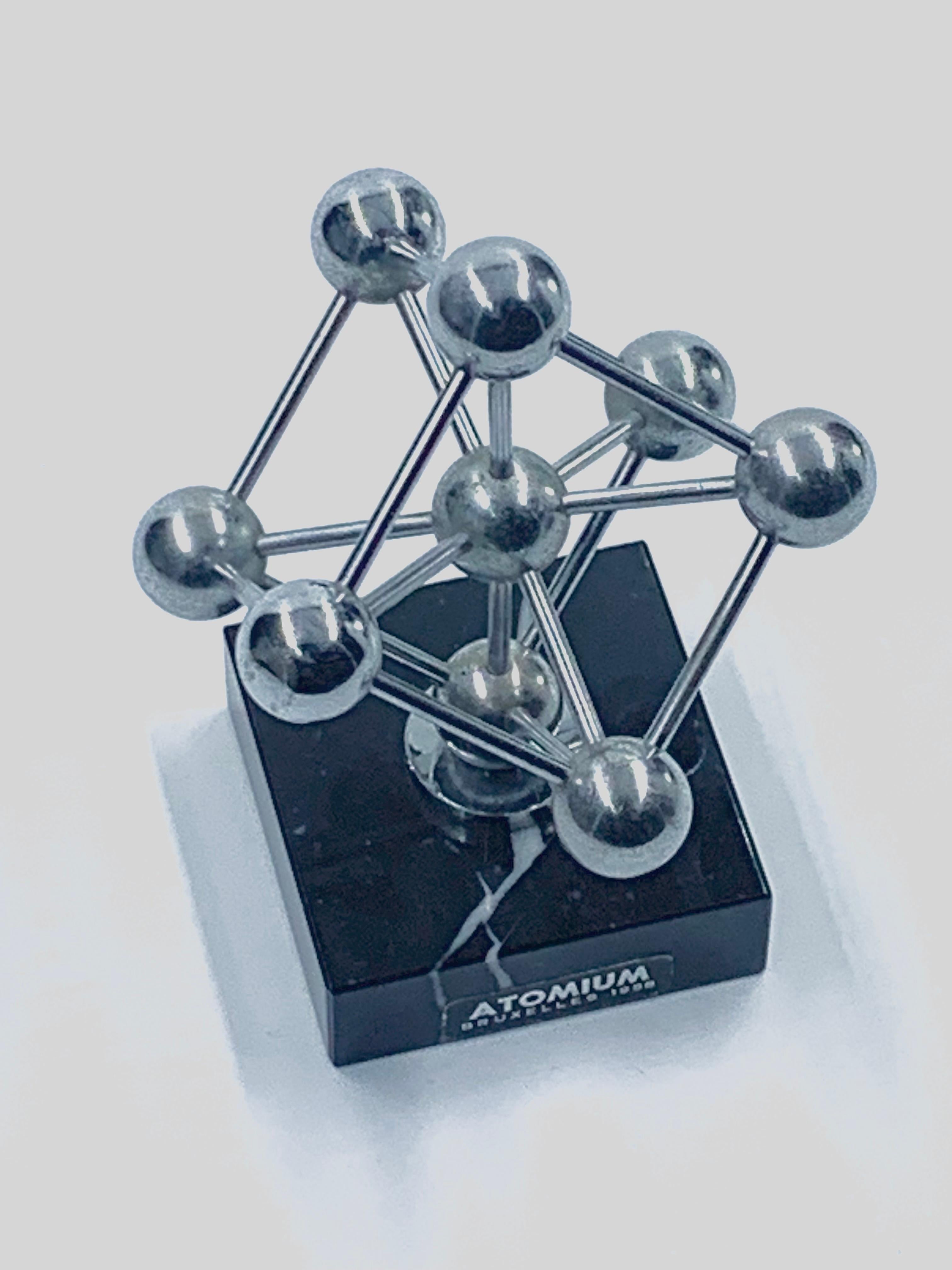 Ein gutes Beispiel für die Dekoration aus der Atomzeit der 1950er Jahre.
Eine Kopie des Atomiums, das für die Expo 1958 in Brüssel gebaut wurde, als Briefbeschwerer für den Schreibtisch.
Es ist noch mit seinem Label versehen und in ausgezeichnetem