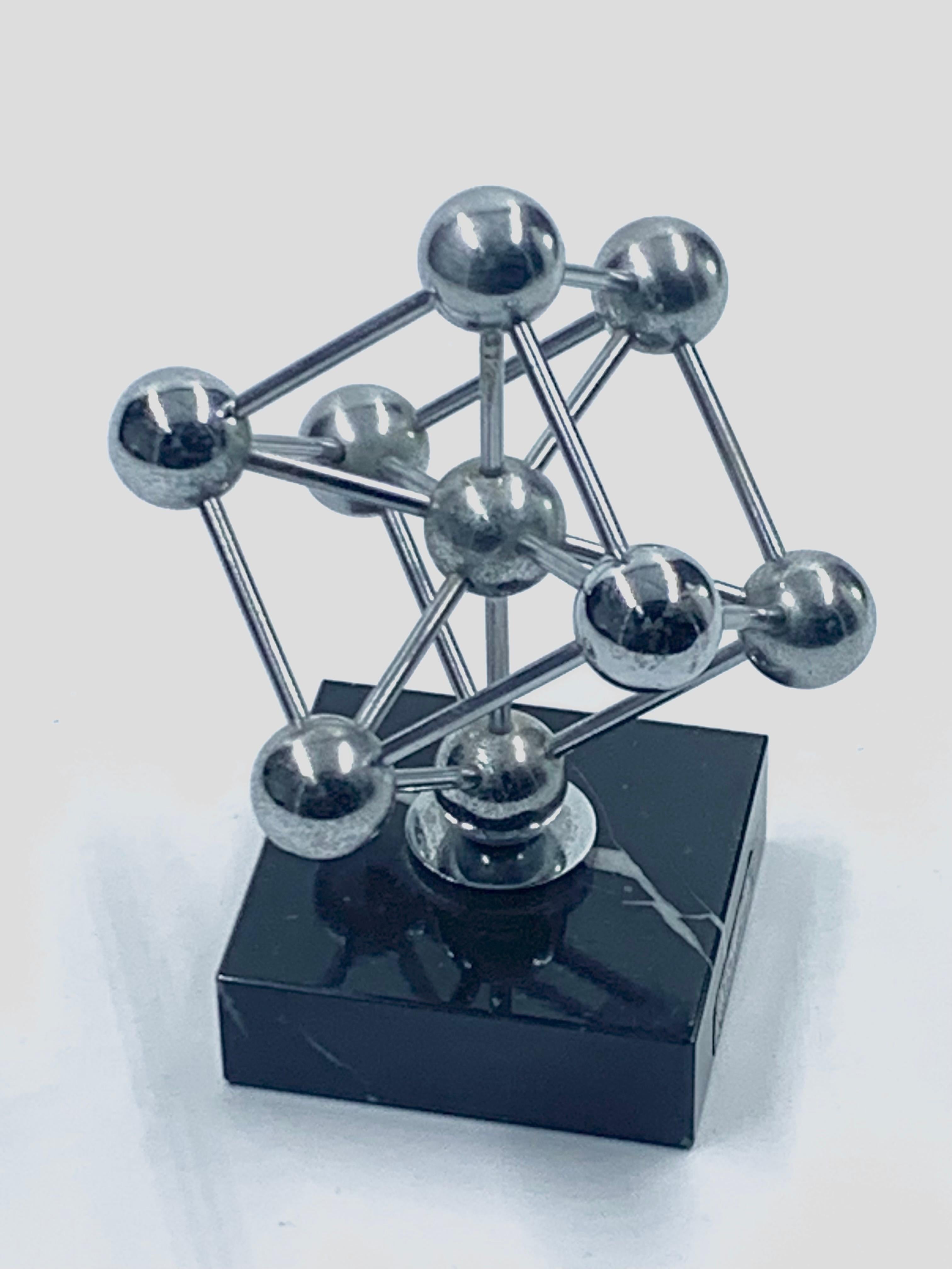 Schreibtischpapiergewicht aus Atomium, Belgien, ca. 1958 (Moderne der Mitte des Jahrhunderts) im Angebot