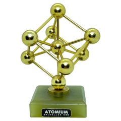 Sculpture de construction d'un Souvenir Atomium sur un socle en marbre, marque Bruxelles 1958