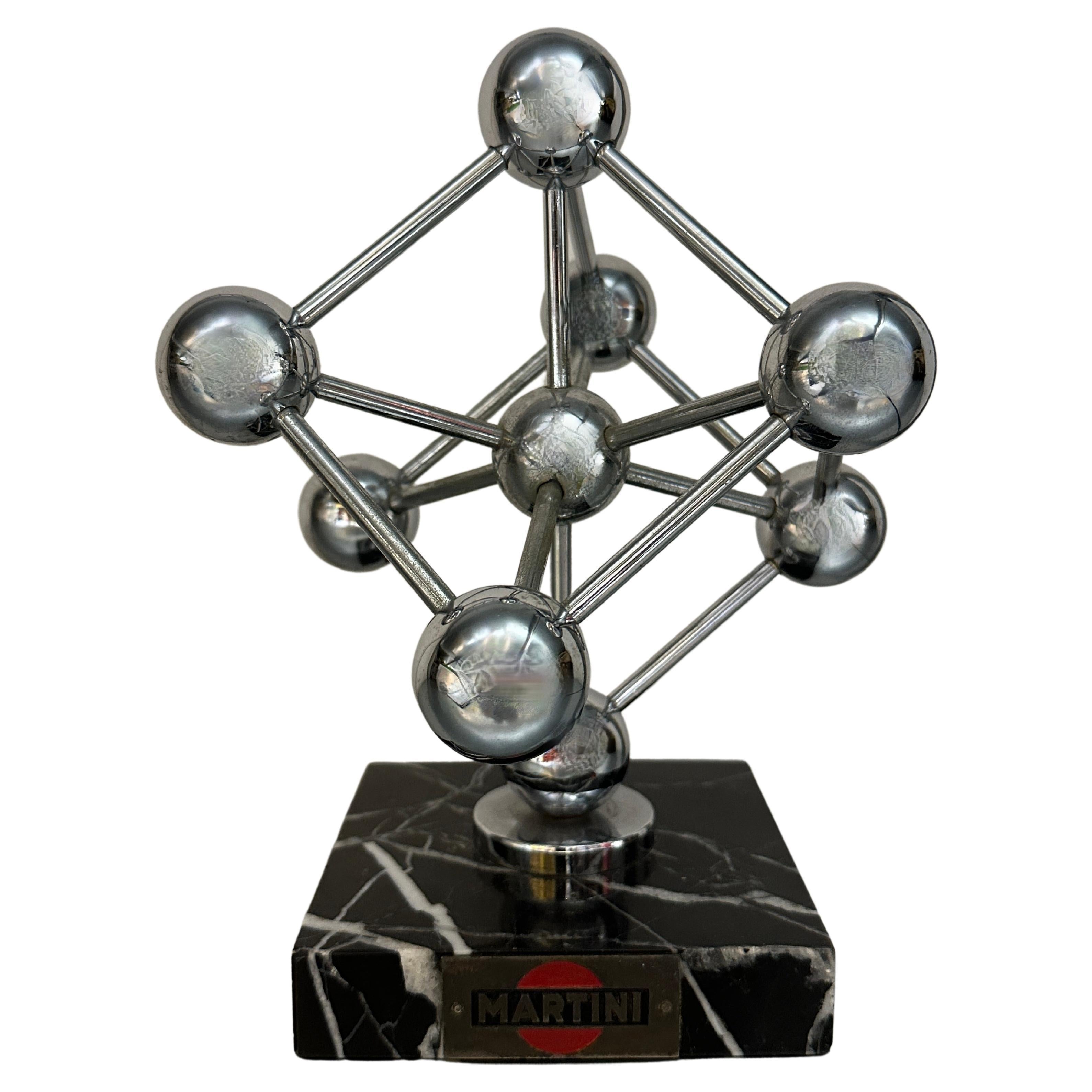 Atomium-Souvenir-Gebäudeskulptur auf einem Marmorsockel, gekennzeichnet Brüssel 1958