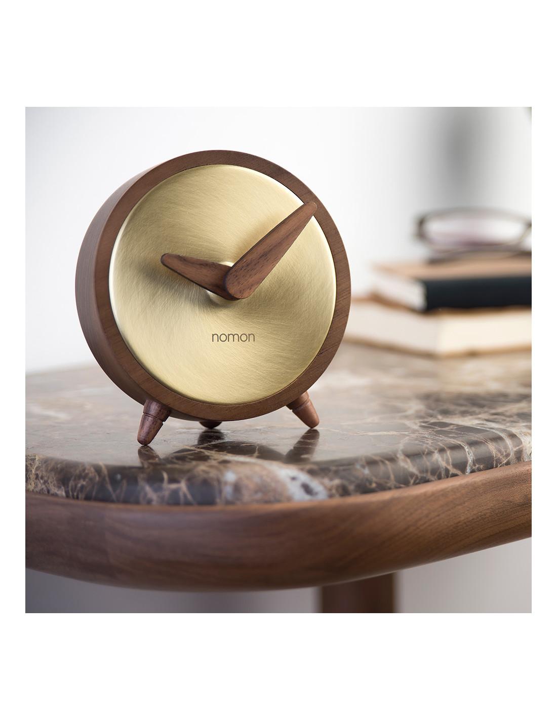 It is the perfect addition for any desktop because its simple and attractive design makes it possible to give a touch of personality to any room.
Its hands move thanks to a UTS mechanism designed in Germany.
Átomo G table clock : Box in polished