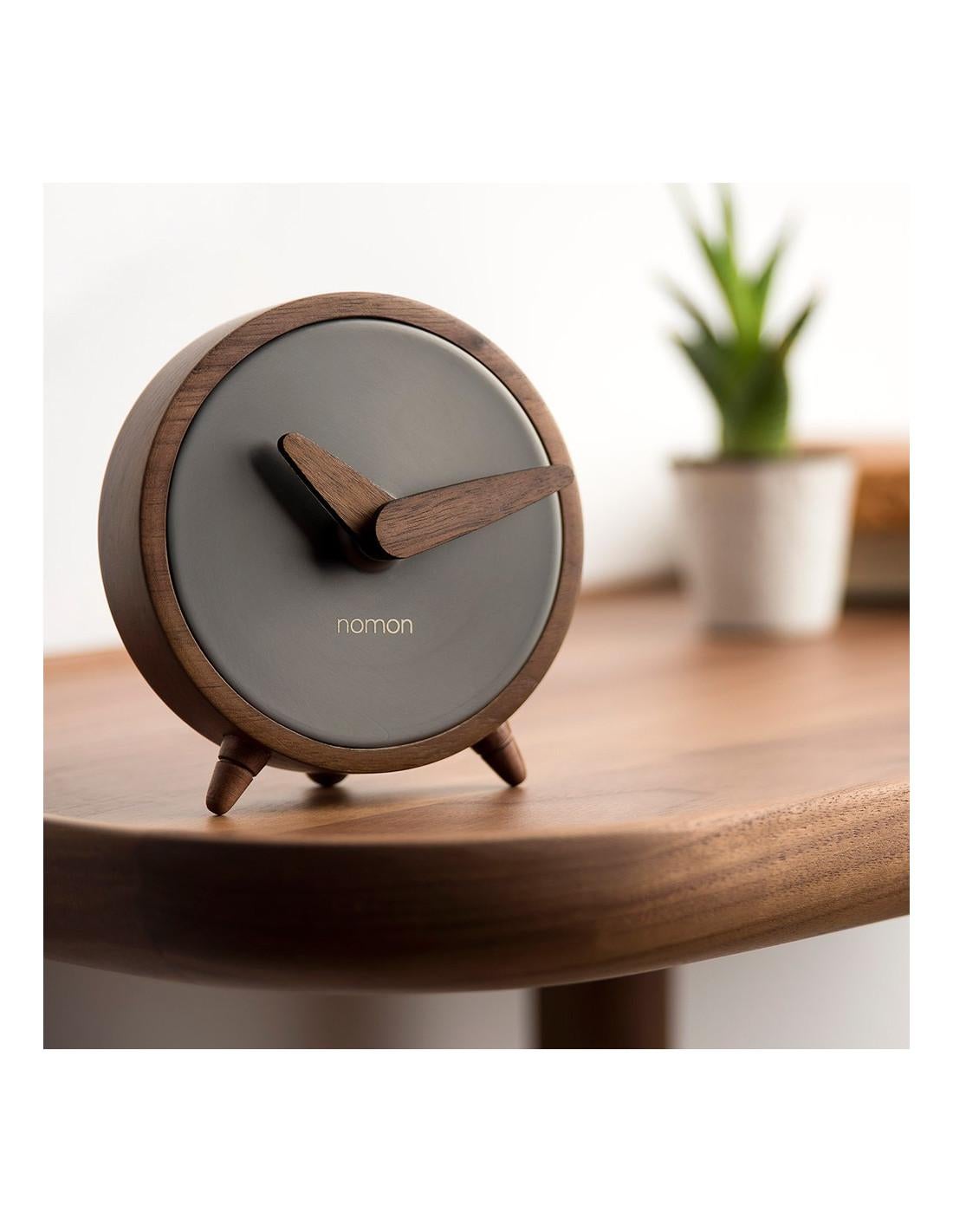 It is the perfect addition for any desktop because its simple and attractive design makes it possible to give a touch of personality to any room.
Its hands move thanks to a UTS mechanism designed in Germany.
Átomo T table clock : Box in graphite