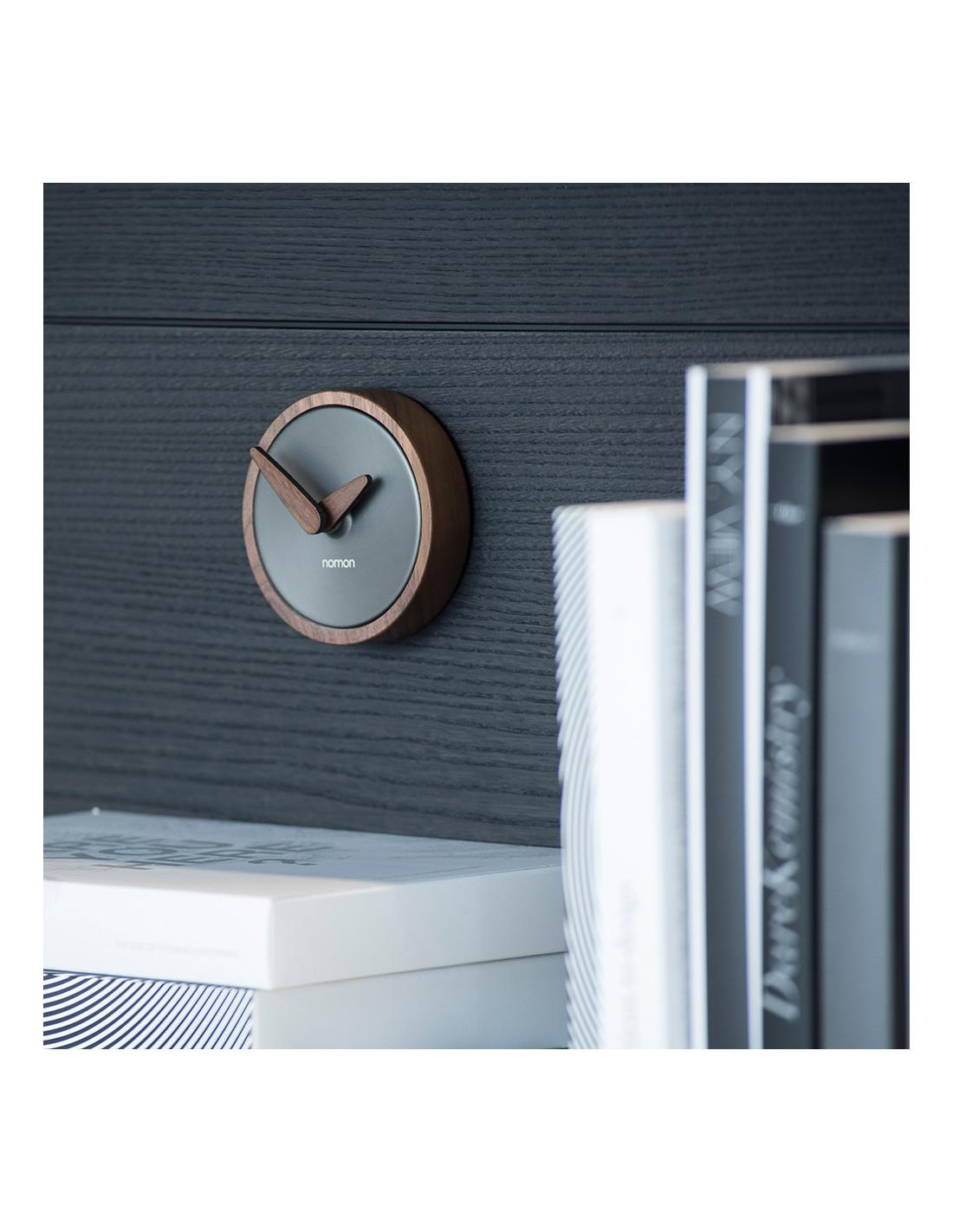 Die Atom Wall Clock ist eine innovative und langlebige Wanduhr, die Ihren Raum mit großer Gleichmäßigkeit und gutem Geschmack abdeckt
Atom T Wanduhr : Gehäuse aus graphitfarbenem Messing, Zeiger und Gehäuse aus Nussbaum.
Nicht für den Außeneinsatz