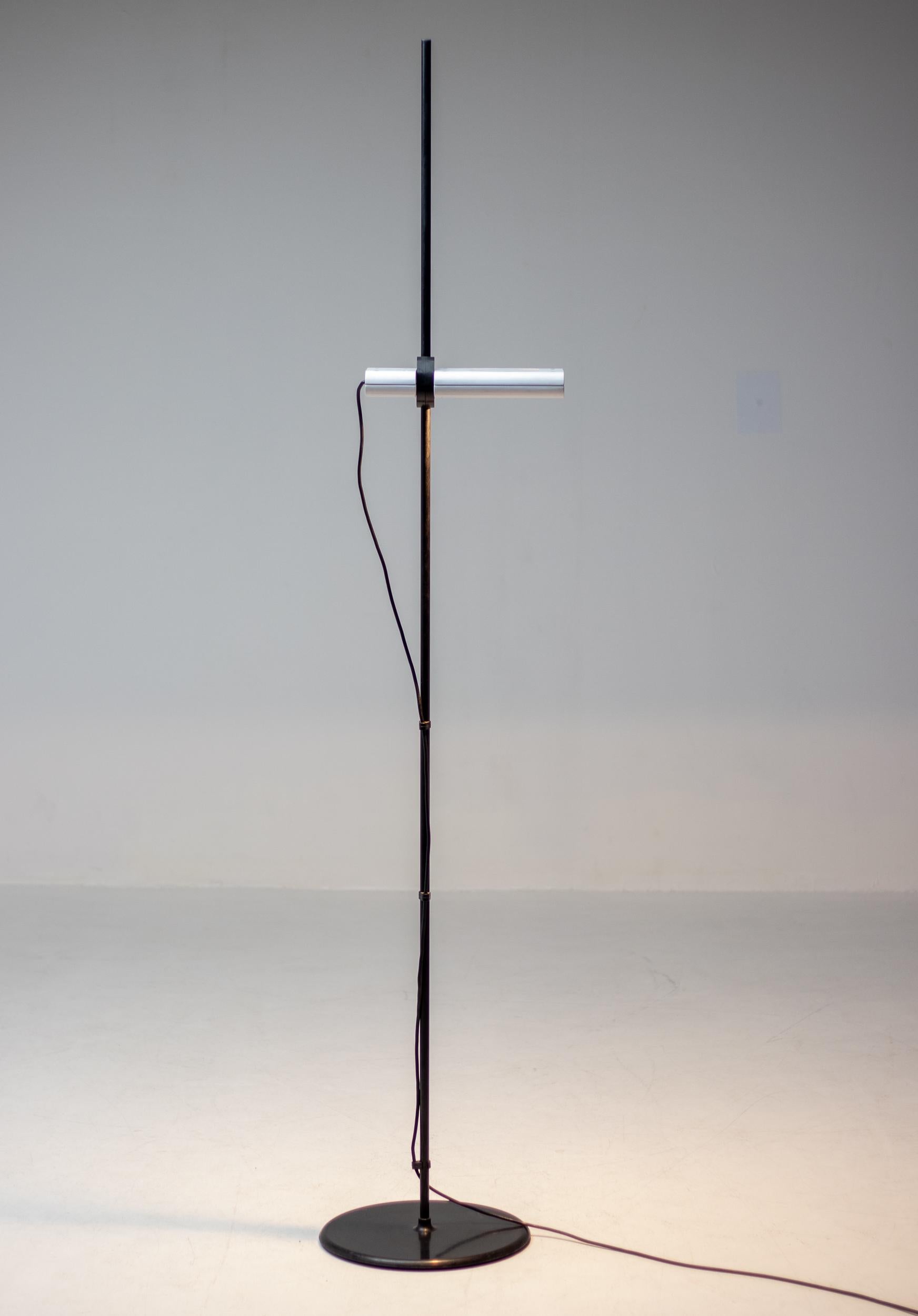 Stehlampe Aton von Ernesto Gismondi für Artemide (Postmoderne) im Angebot