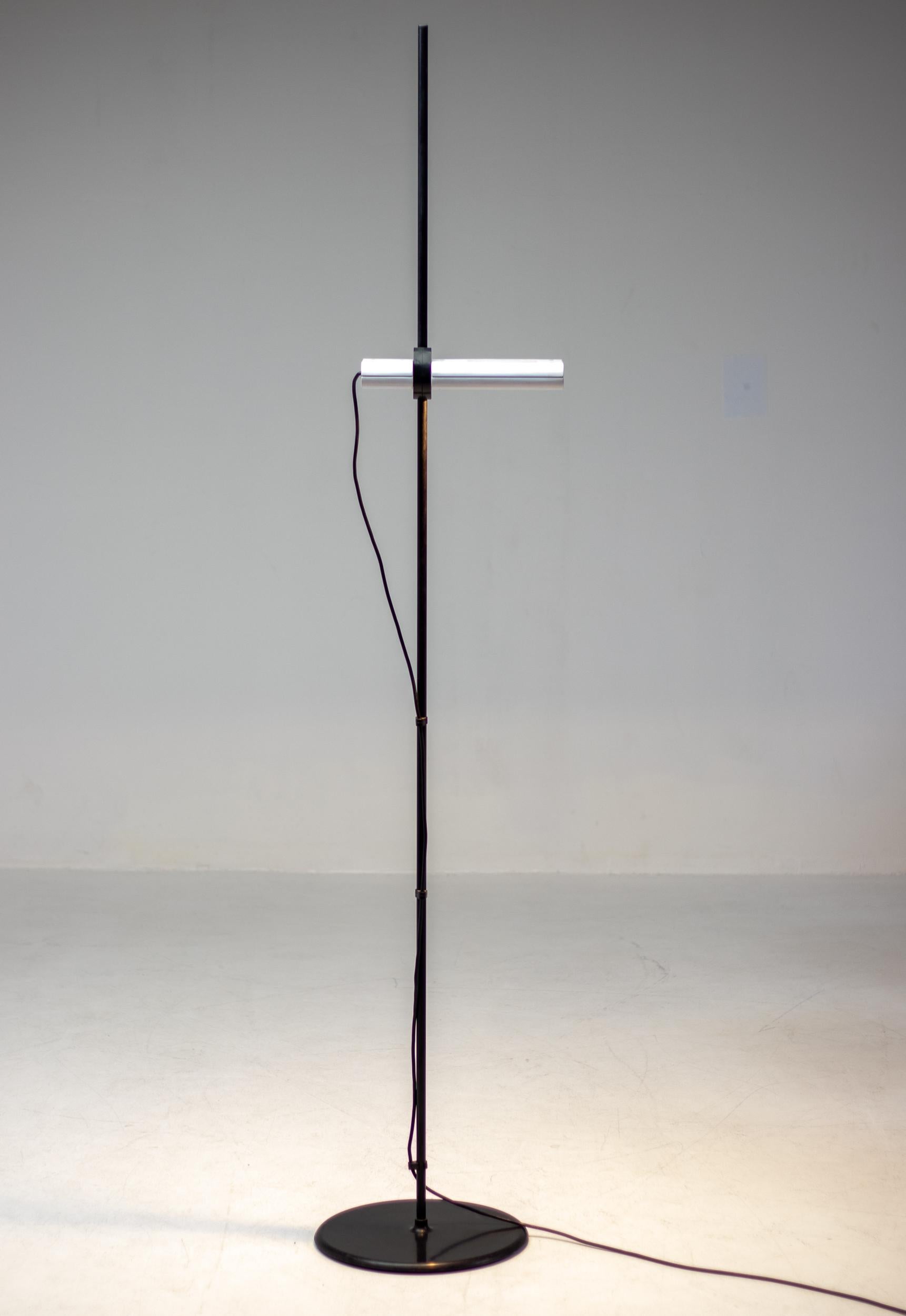 Lampada da terra Aton di Ernesto Gismondi per Artemide - Design iconico italiano degli anni '80 in vendita 4