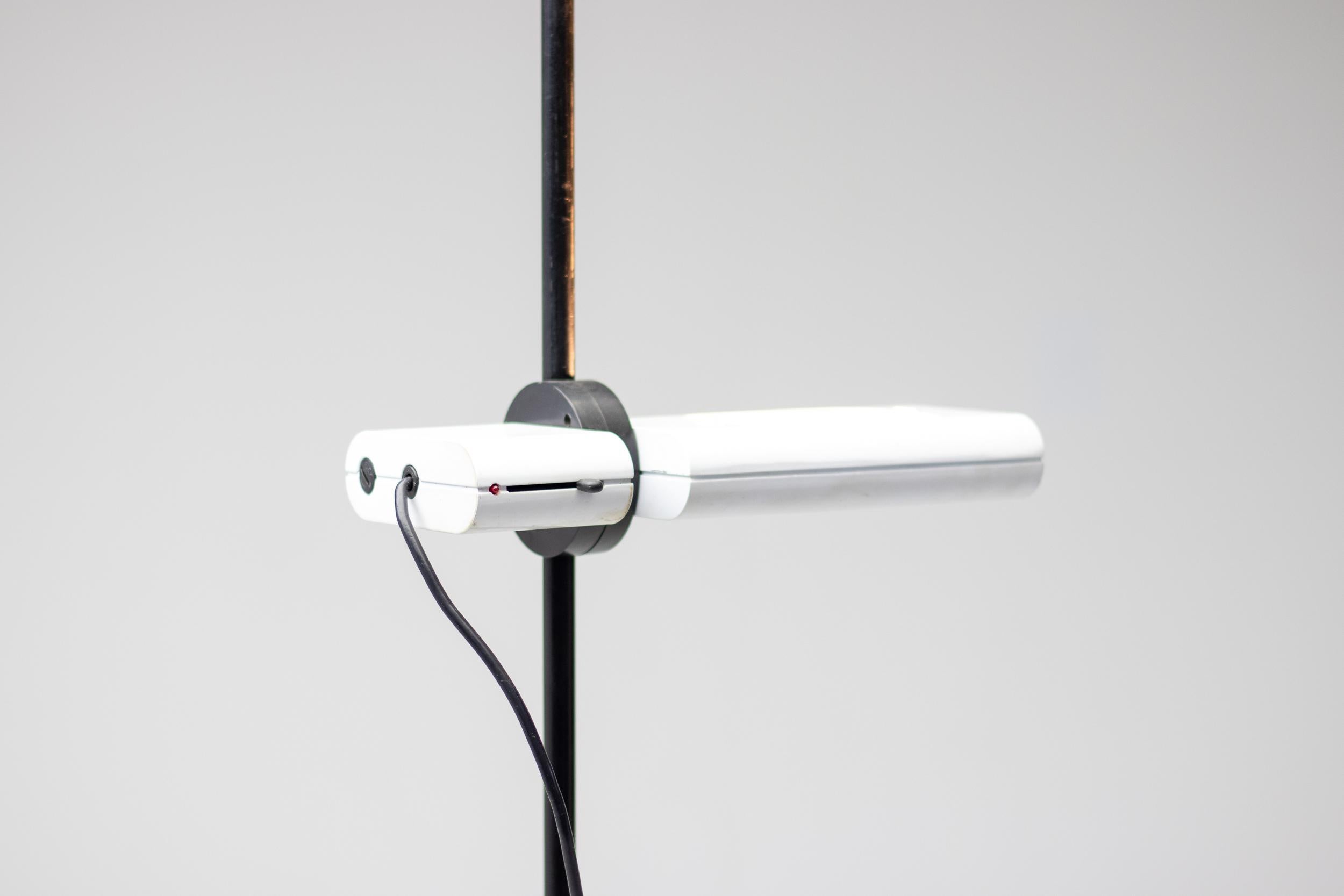 Smaltato Lampada da terra Aton di Ernesto Gismondi per Artemide - Design iconico italiano degli anni '80 in vendita