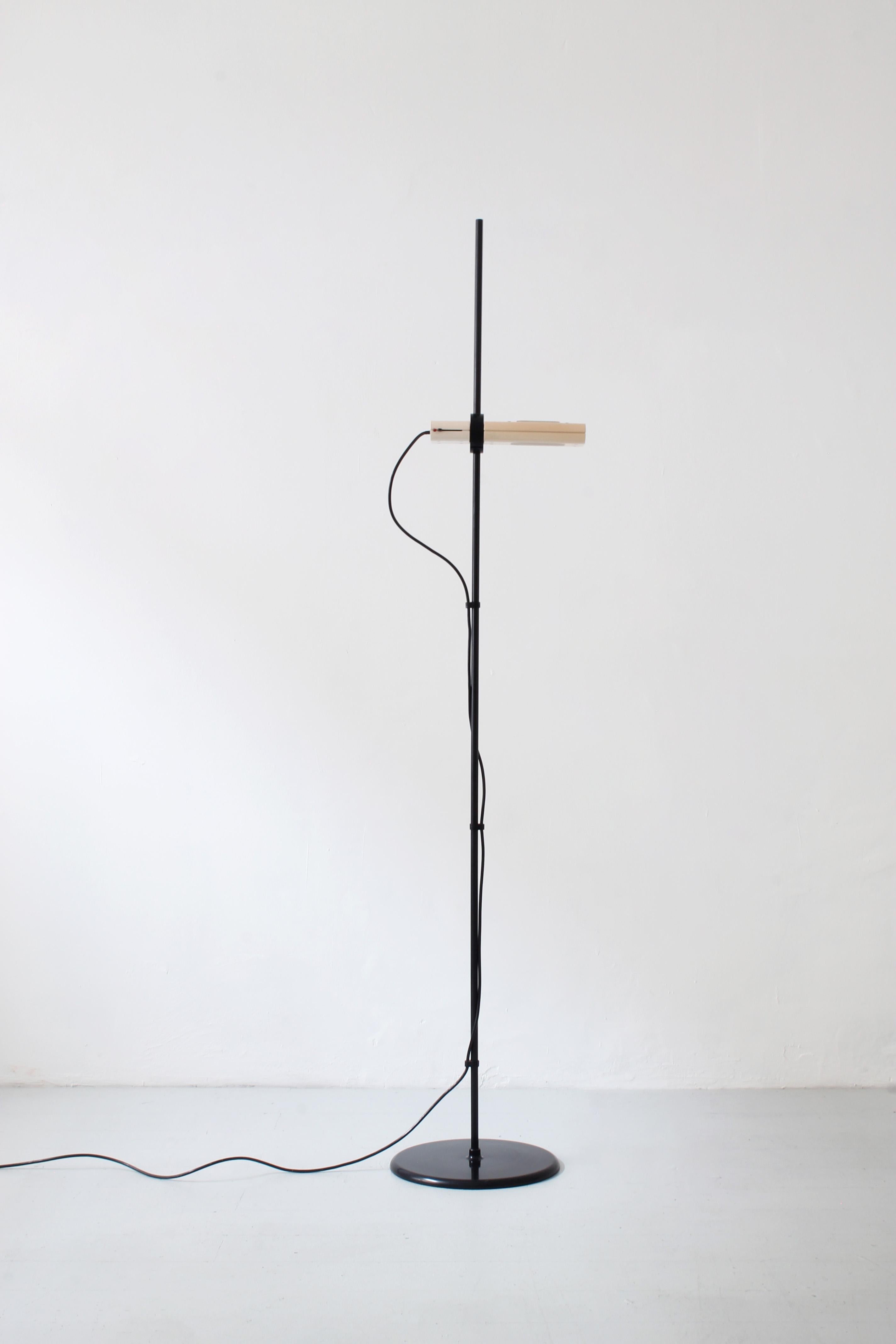 Stehlampe „Aton Terra“ von Ernesto Gismondi / Artemide, 1980er Jahre (20. Jahrhundert) im Angebot