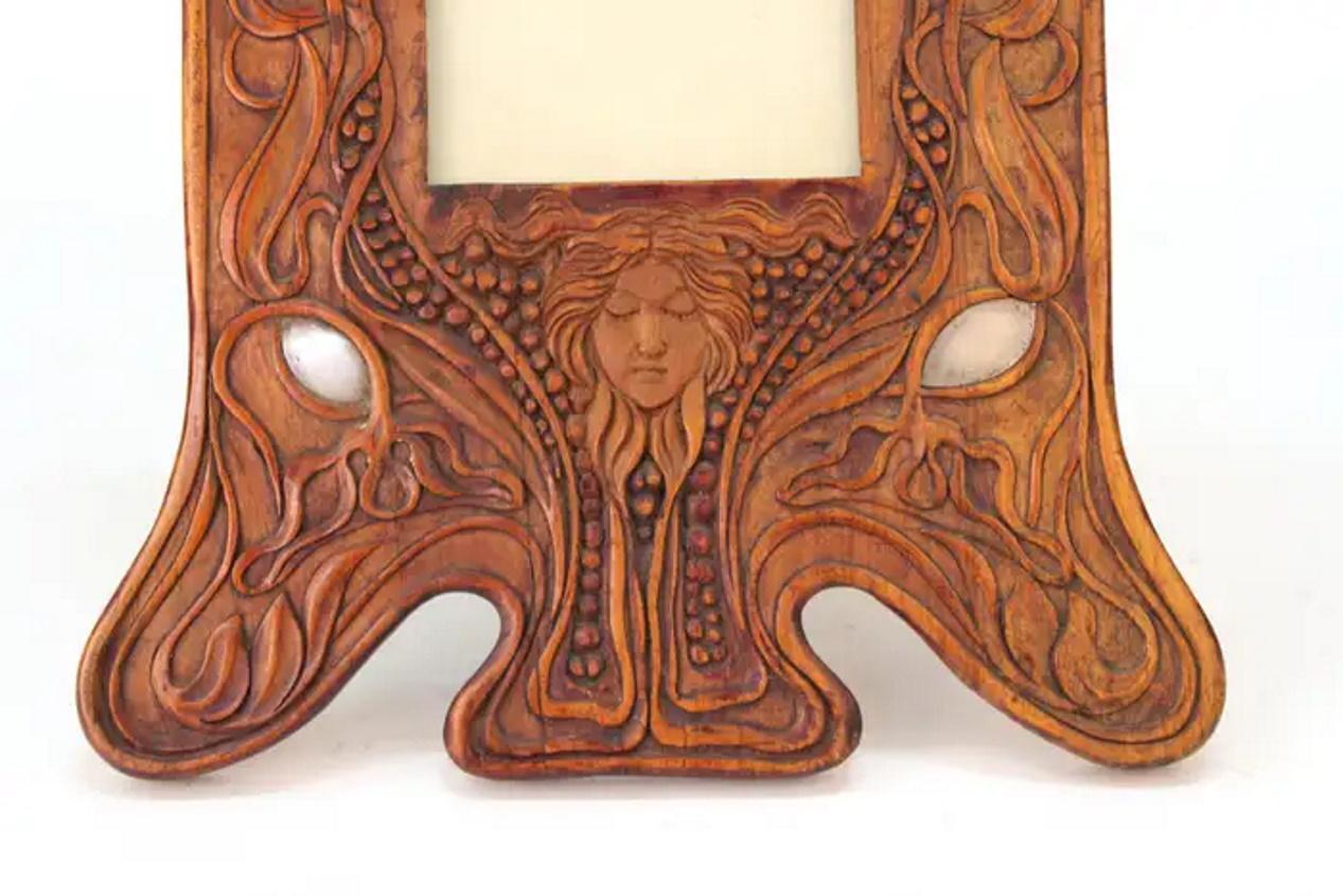 Art nouveau italien 
Attribué : 
Carlo Zen
Cadre photo 
Cadre en bois de fruitier et argent
Circa 1900 

DIMENSIONS
Hauteur : 12 in (30,48 cm)
Largeur : 10 in (25,4 cm)
Profondeur : 7 in (17,78 cm)

A PROPOS DU CADRE
Cadre Art nouveau italien