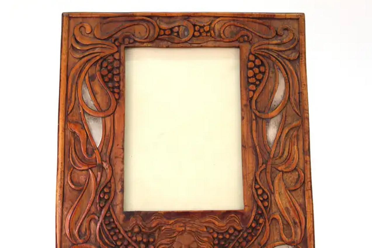 Sculpté à la main Att. Carlo Zen, cadre photo Art nouveau italien en bois fruitier et argent, CA. 1900 en vente