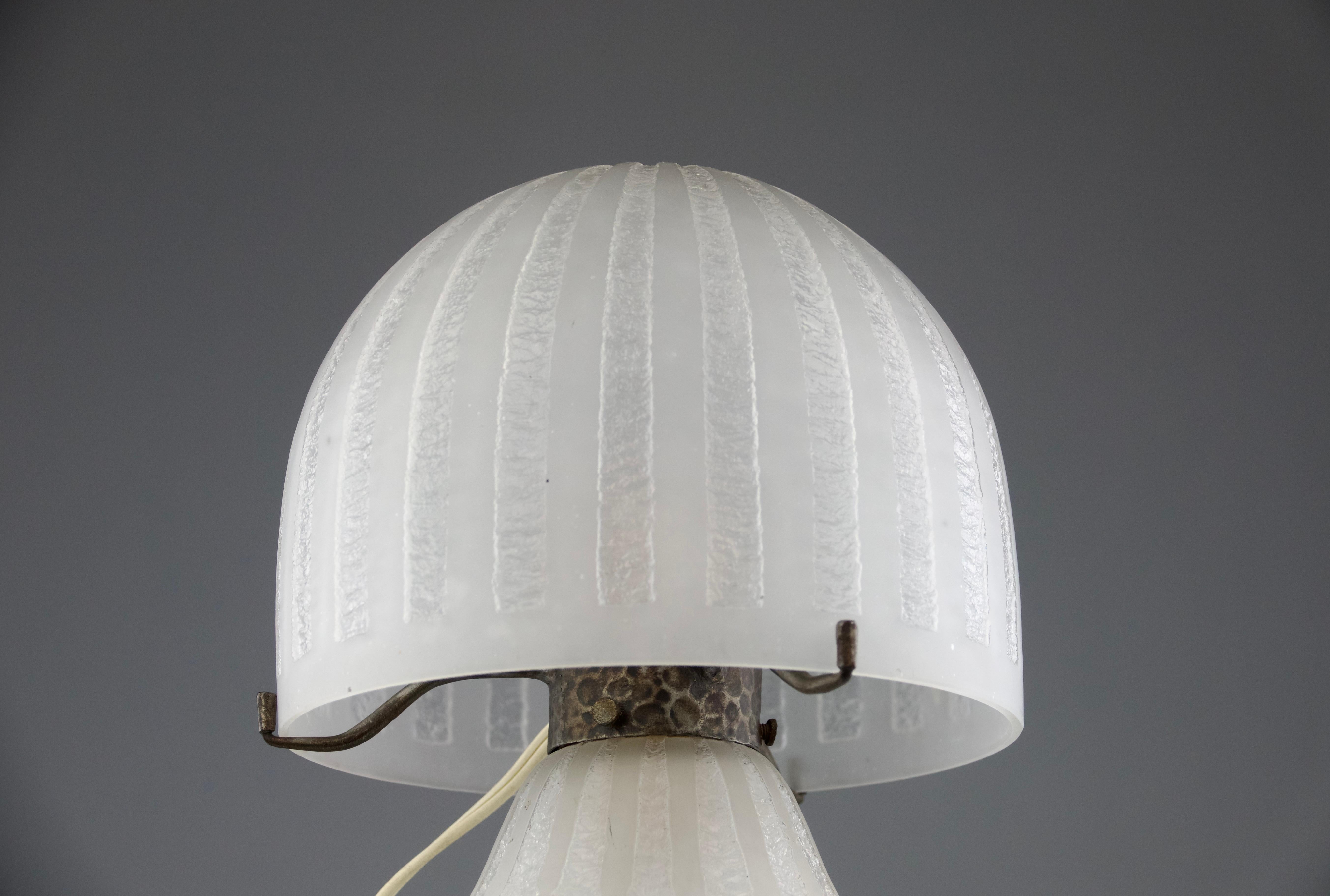 Art Déco Att. Daum, lampada da tavolo Art Deco in vetro bianco e acidato, Francia anni '20 in vendita