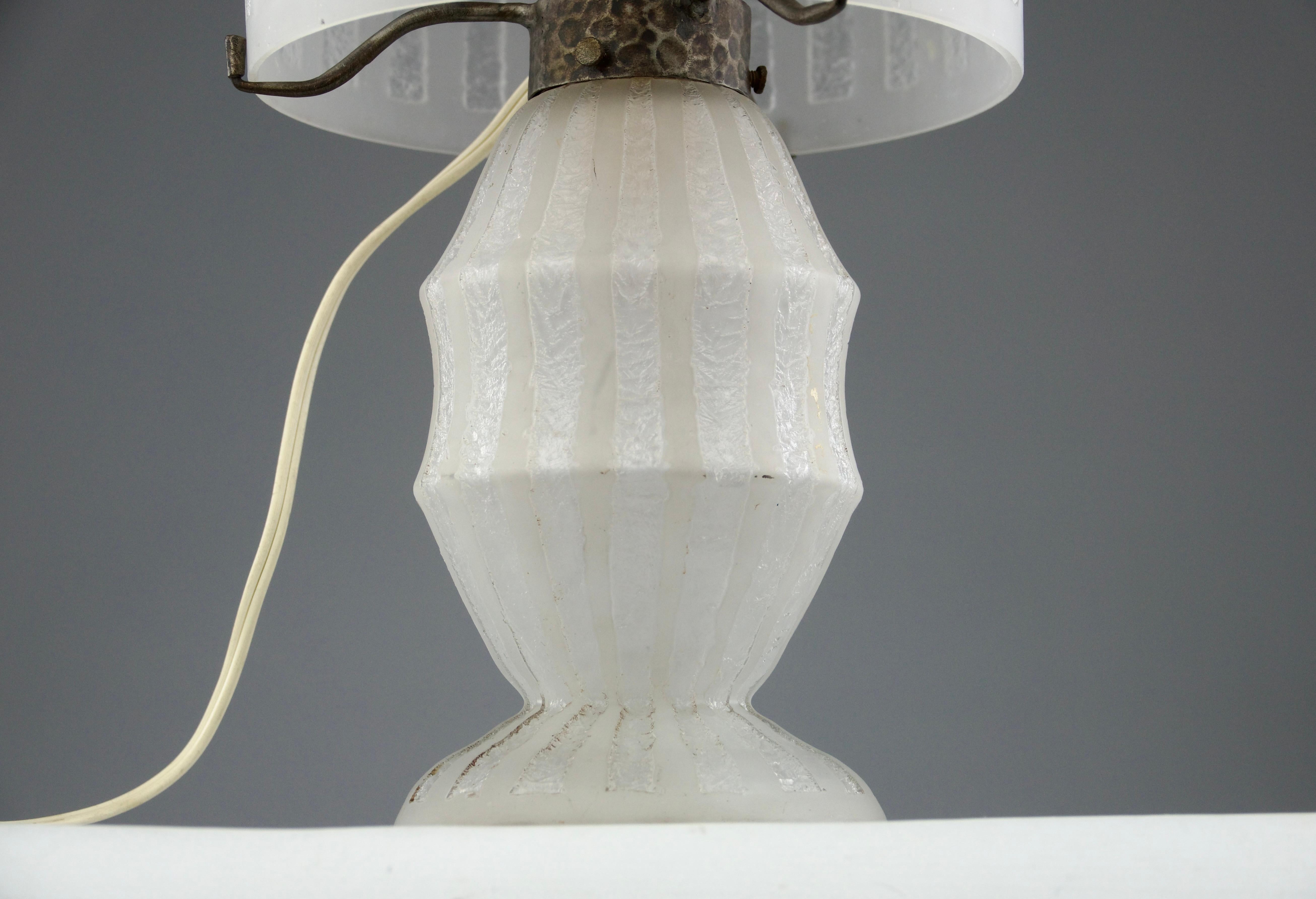 Francese Att. Daum, lampada da tavolo Art Deco in vetro bianco e acidato, Francia anni '20 in vendita