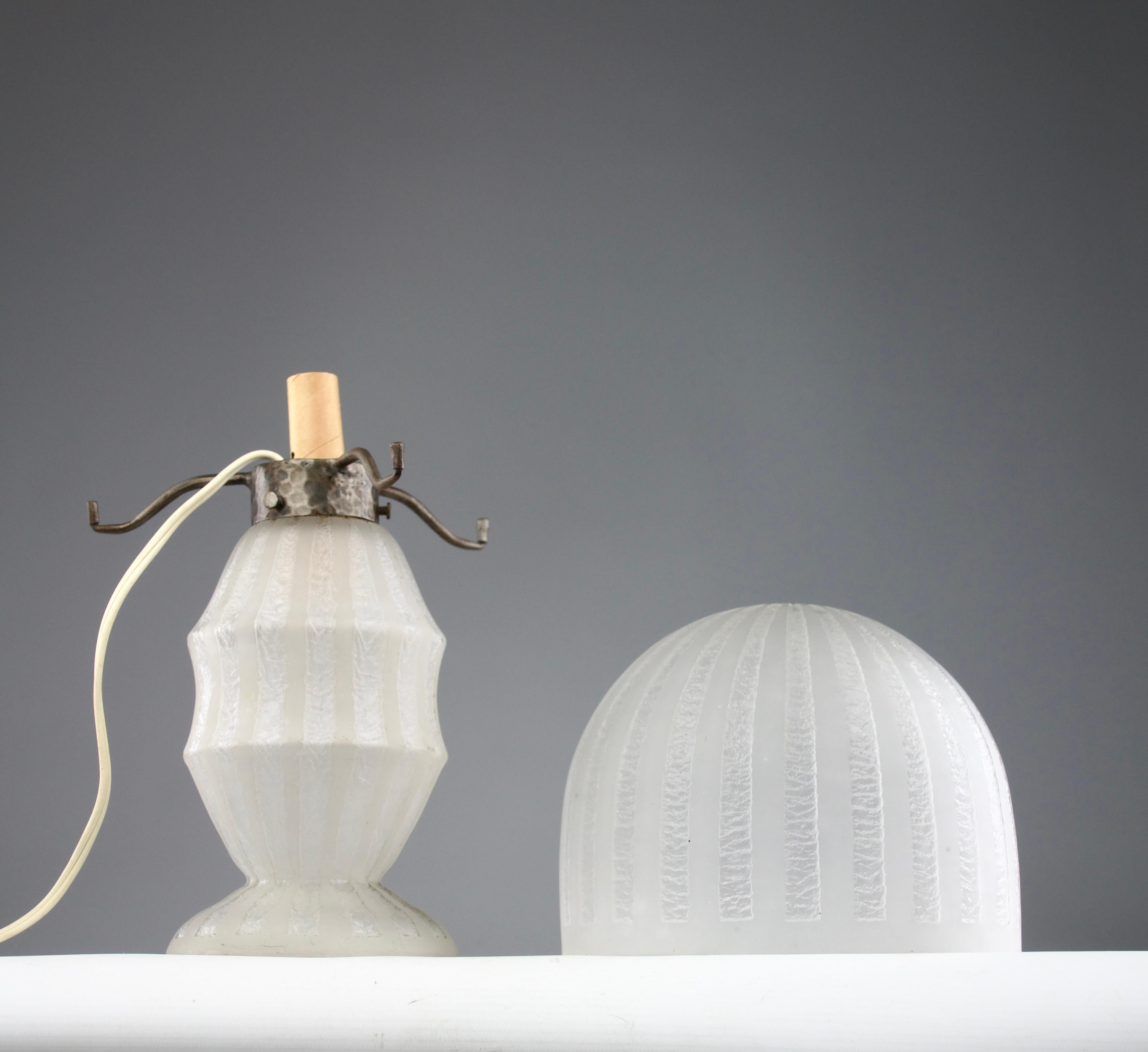 Att. Daum, lampada da tavolo Art Deco in vetro bianco e acidato, Francia anni '20 In condizioni buone in vendita a PARIS, FR