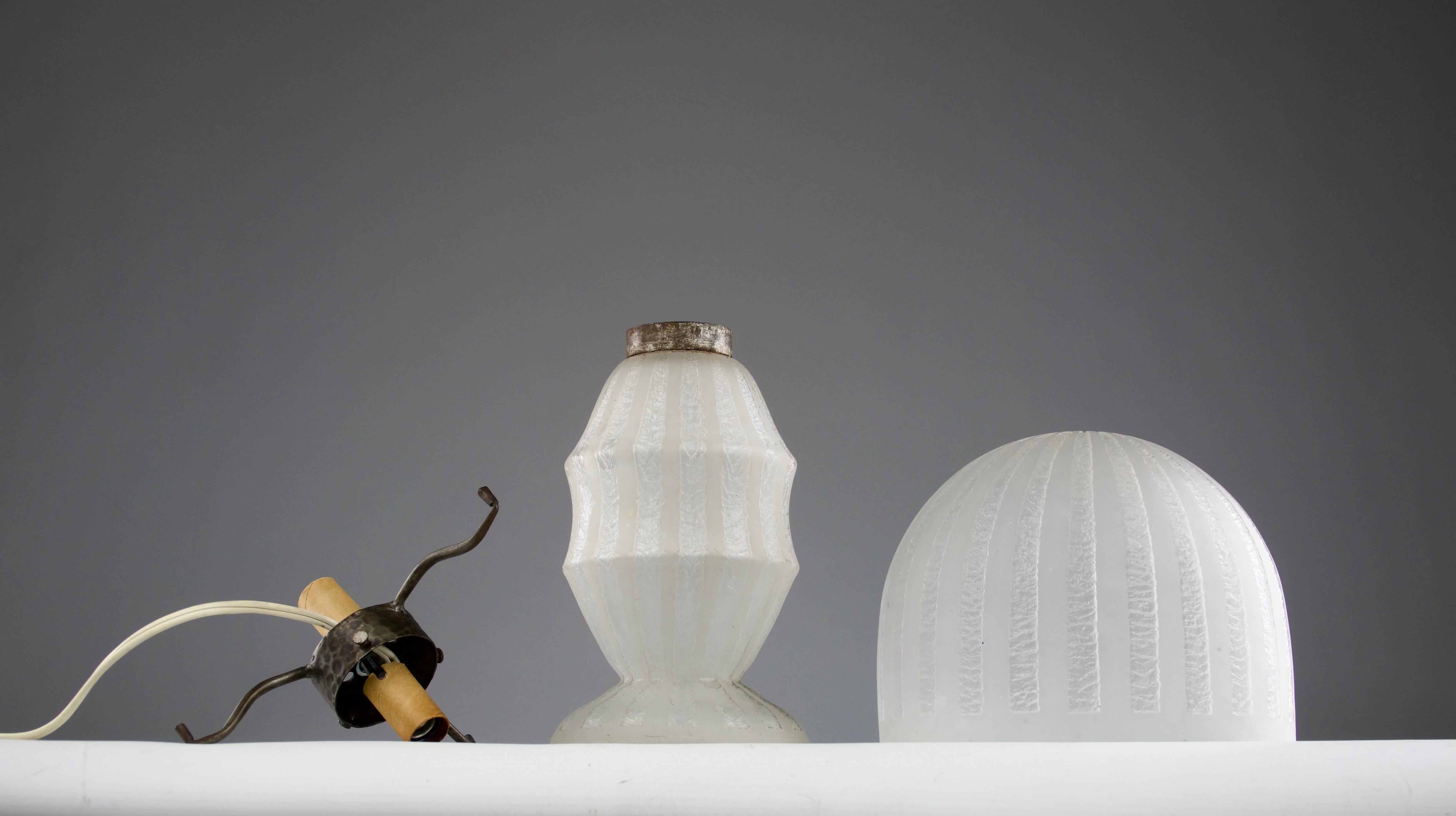 Inizio XX secolo Att. Daum, lampada da tavolo Art Deco in vetro bianco e acidato, Francia anni '20 in vendita