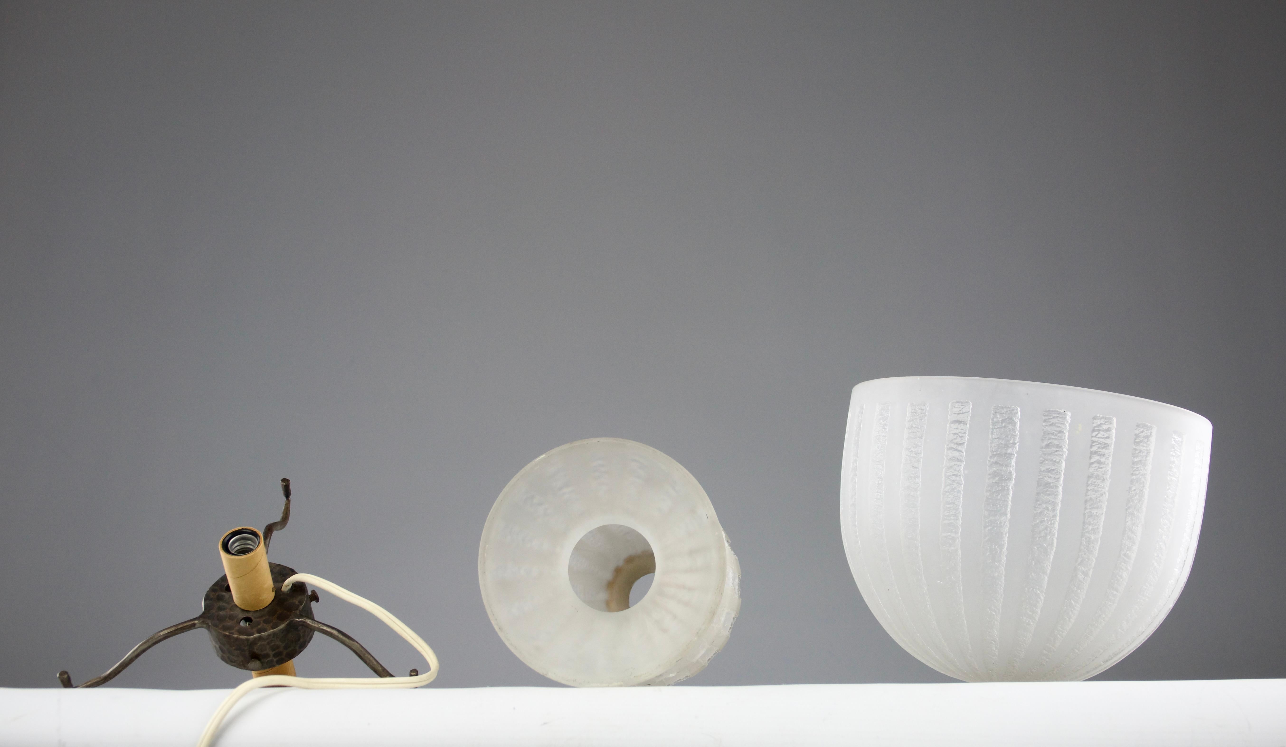 Vetro Att. Daum, lampada da tavolo Art Deco in vetro bianco e acidato, Francia anni '20 in vendita