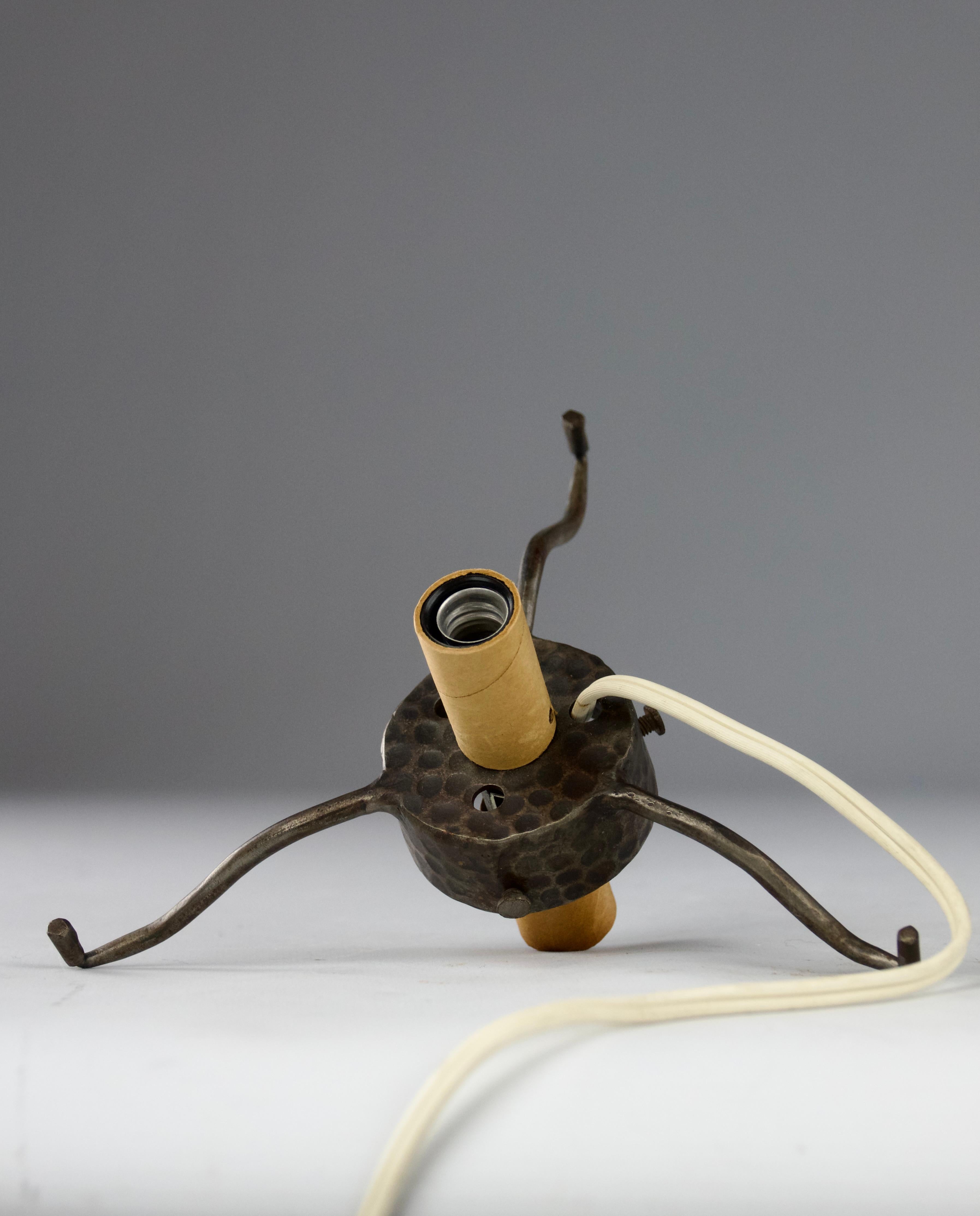 Att. Daum, lampada da tavolo Art Deco in vetro bianco e acidato, Francia anni '20 in vendita 1