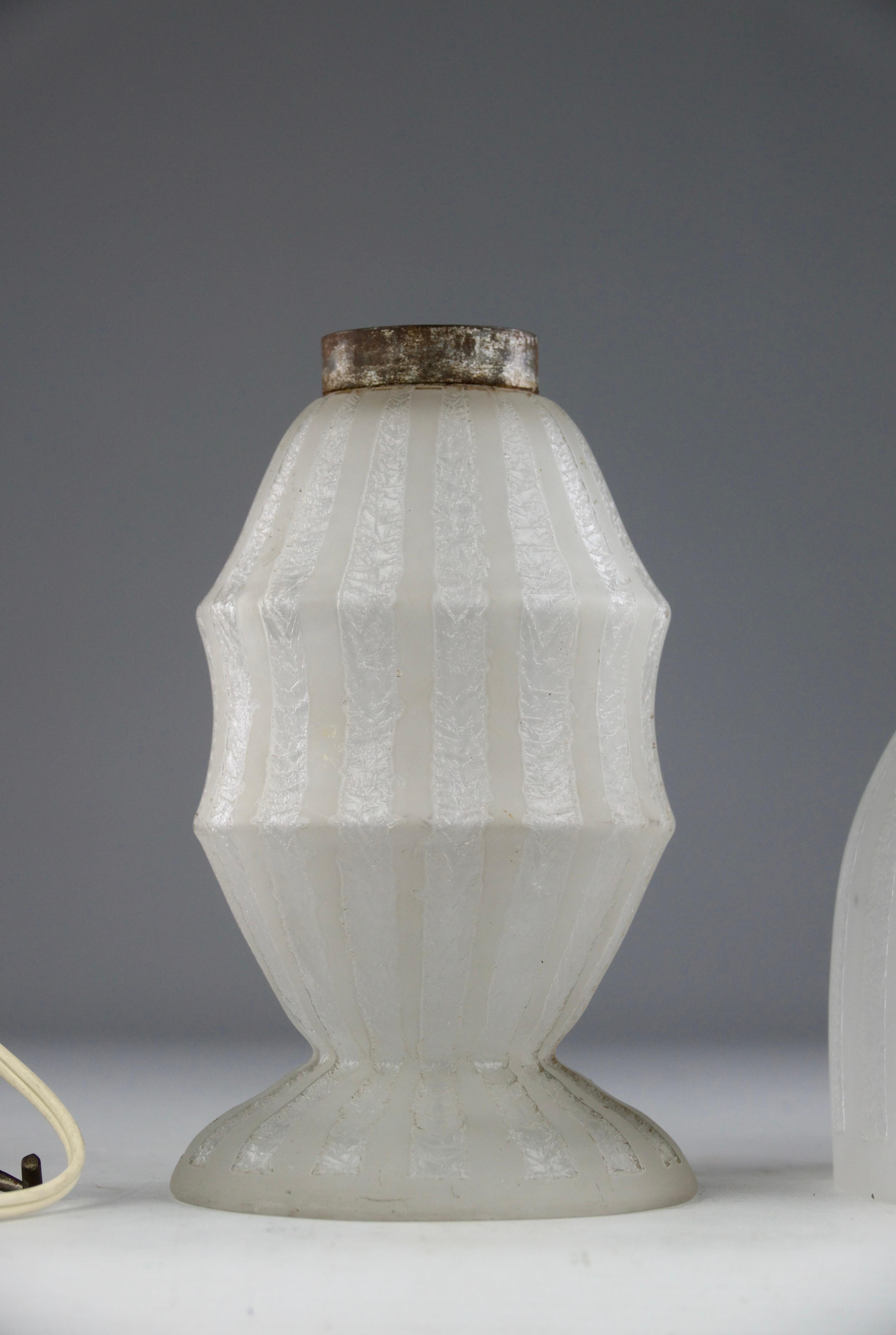 Att. Daum, lampada da tavolo Art Deco in vetro bianco e acidato, Francia anni '20 in vendita 2