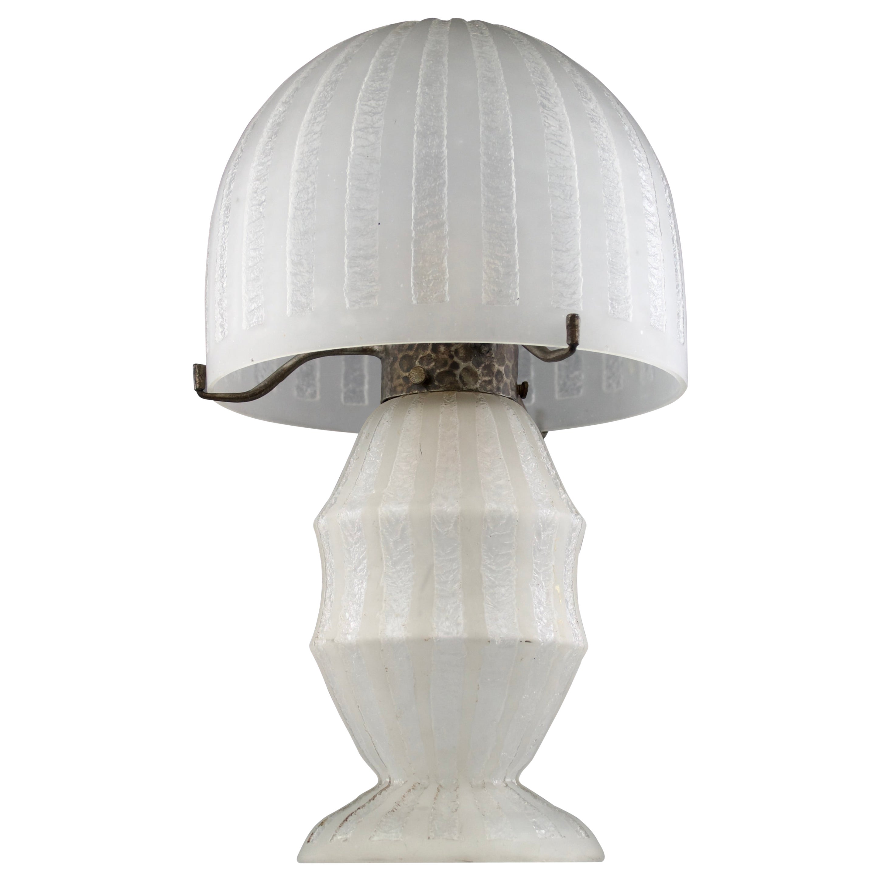 Att. Daum, lampada da tavolo Art Deco in vetro bianco e acidato, Francia anni 
20 in vendita