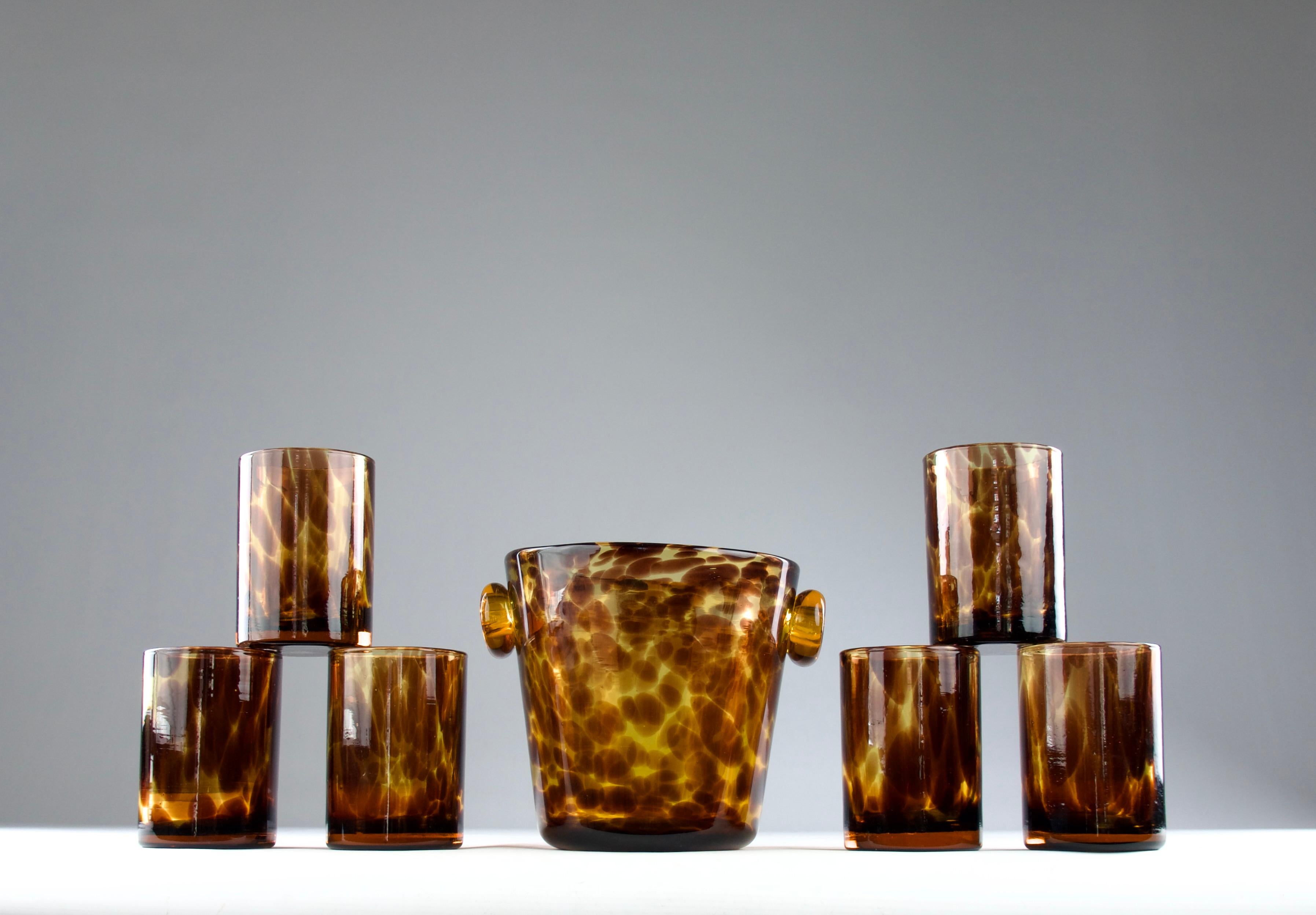 Superbe service en verre à décor d'écailles de tortue des années 1960, attribué à Empoli pour Dior. Le verre italien soufflé à la bouche avec un motif fluide exclusif de couleur écaille (tortoise) a été créé exclusivement par Empoli pour la société