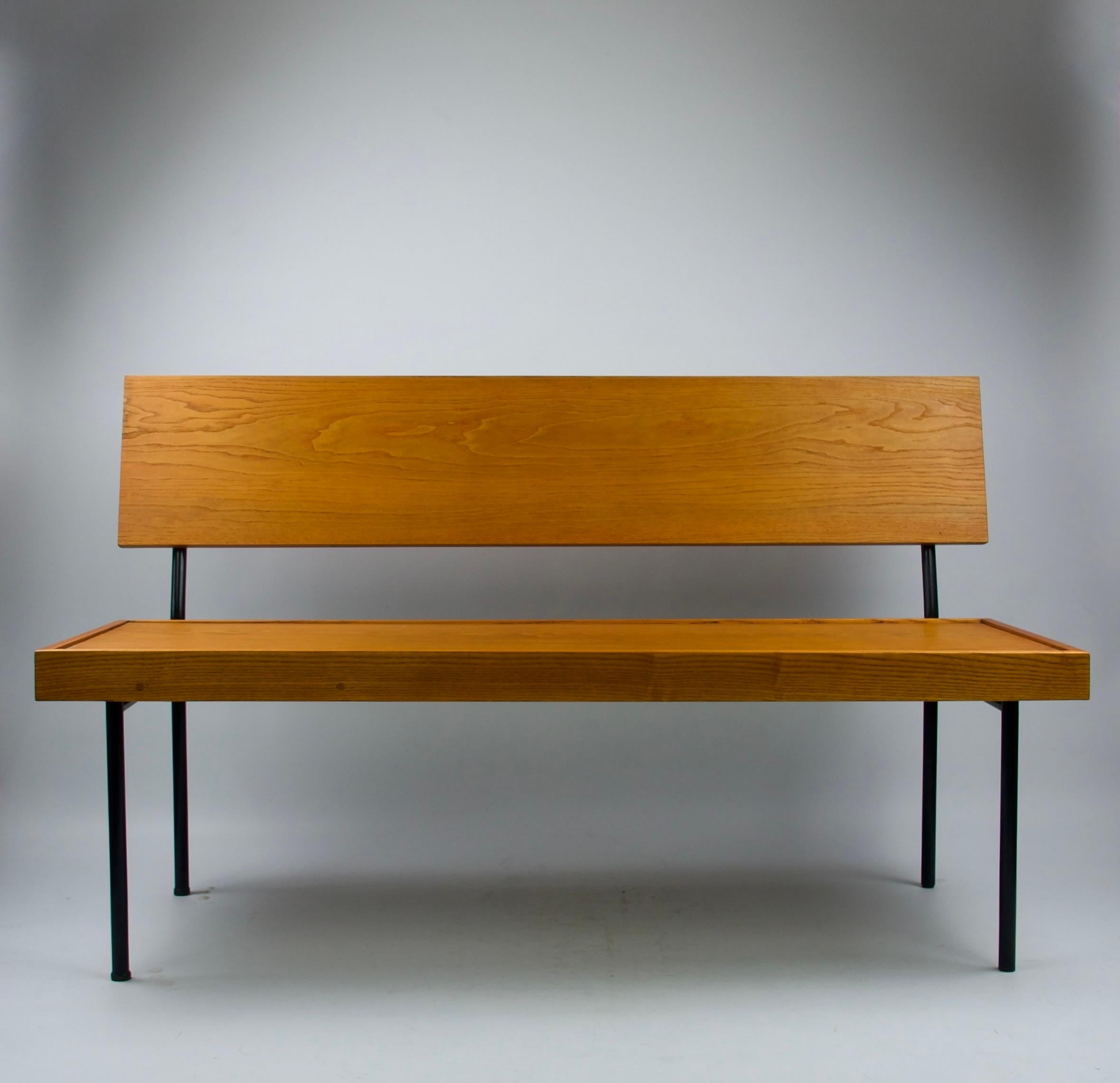 Splendida panca artigianale in legno francese della metà del secolo scorso, risalente agli anni '60. Attribuito a Florence Knoll.

Ottime condizioni.

Dimensioni in cm (H. x L. x L.): 80,5 x 134,5 x 57
44 cm di altezza della seduta

Spedizione negli