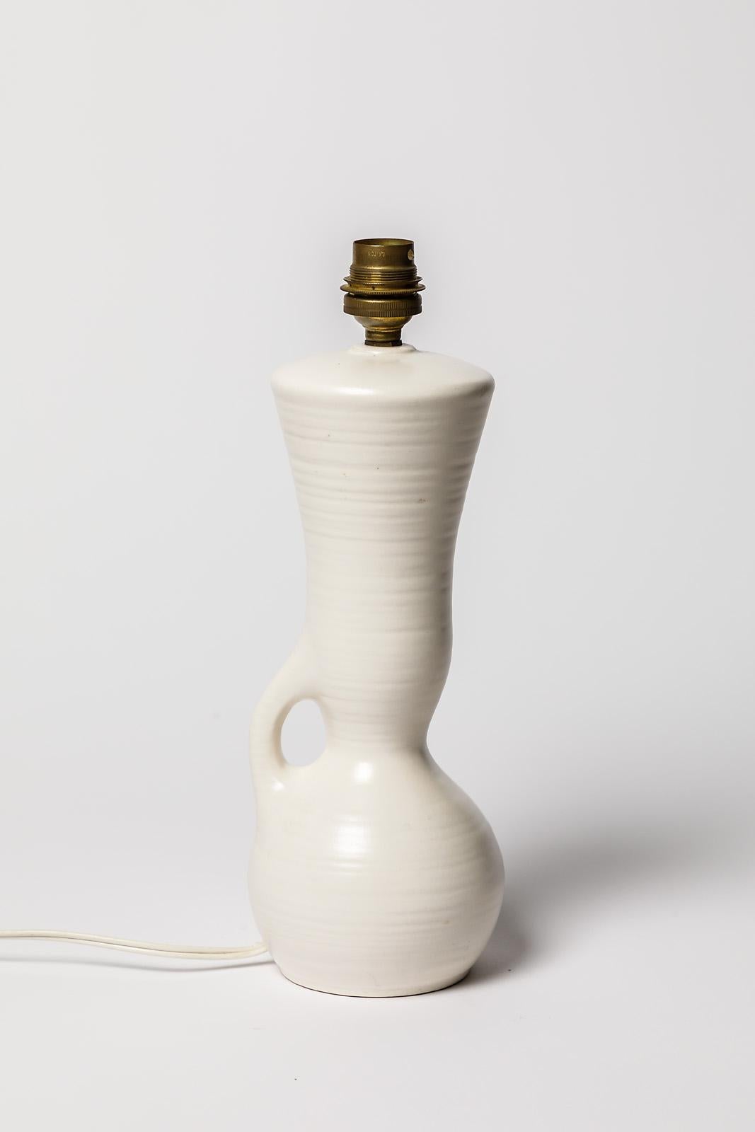 Att. à Pol Chambost 

Lampe de table en céramique blanche Elegant

Réalisé vers 1960

Condition originale parfaite.

Le système électrique est correct

Mesures
Hauteur de la céramique 24 cm
Grand 11 cm
Hauteur avec système électrique 30
